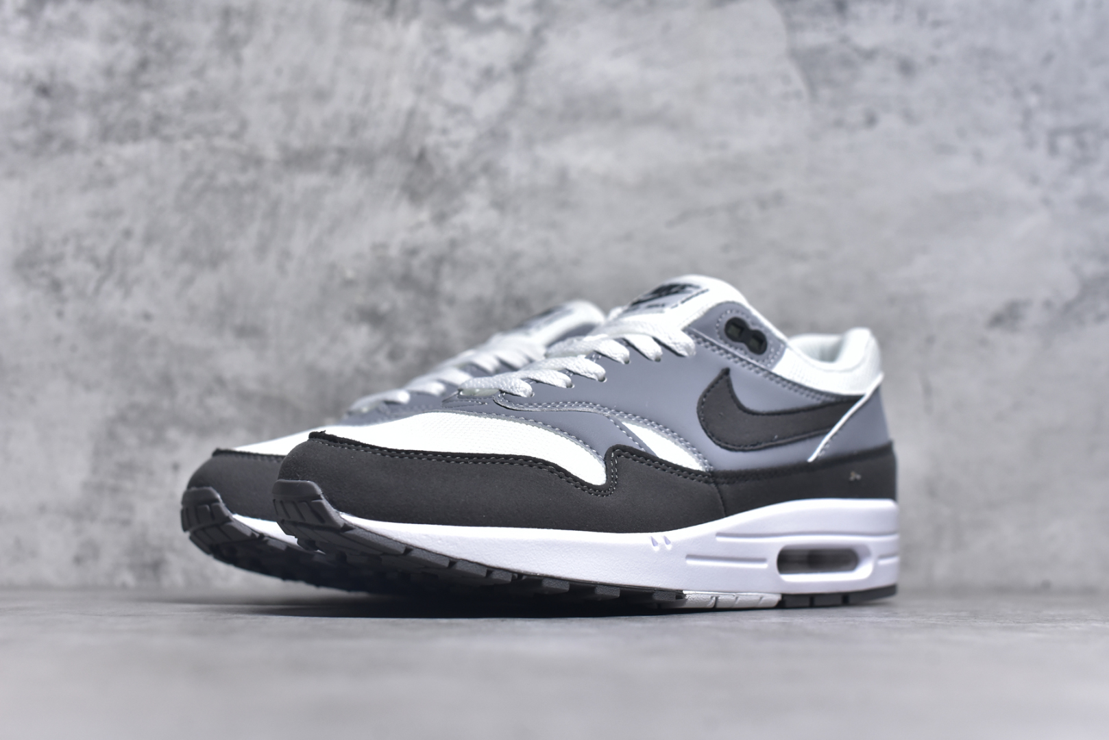图片[2]-#NK Air Max 1 初代复古气垫慢跑鞋 HM9936-001 由Tinker Hatfeld和Mark Parker在1987年设计 灵感来自于巴黎蓬皮杜中心 在参观了蓬皮杜中心之后提出了Air Max的标志性开窗可视气垫的理念 并将其实际开发成功 是NK史上第一双可视气垫跑鞋 凭借着Air Max气垫带来的舒适脚感和鞋面面料上的不断精进才使得Air Max 1在现如今都是复古慢跑鞋的首选 深厚的历史渊源 独特的流线形设计 极为复古的外观使得它深受鞋迷的喜爱 尺码：36-47.5-选品中心