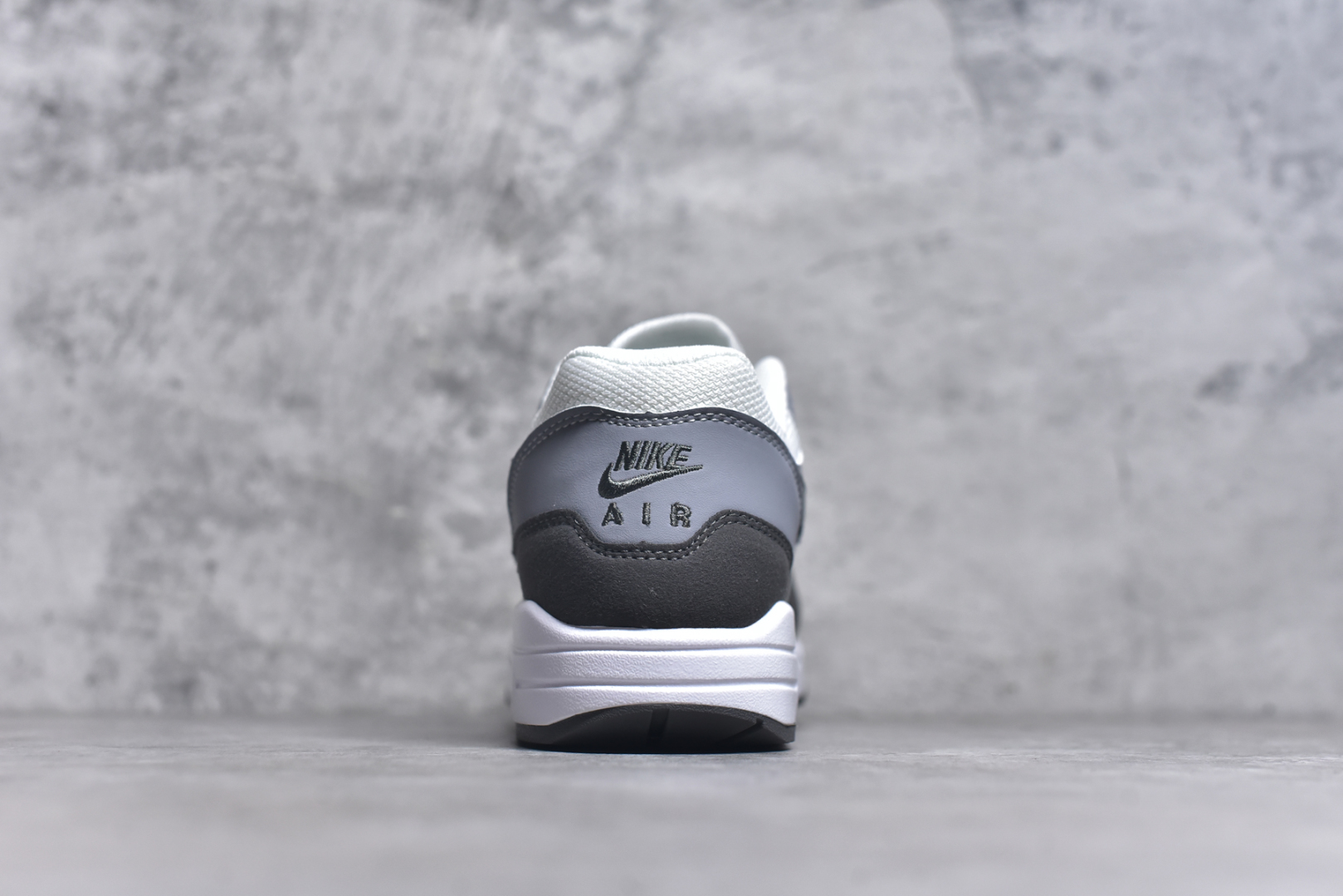 图片[5]-#NK Air Max 1 初代复古气垫慢跑鞋 HM9936-001 由Tinker Hatfeld和Mark Parker在1987年设计 灵感来自于巴黎蓬皮杜中心 在参观了蓬皮杜中心之后提出了Air Max的标志性开窗可视气垫的理念 并将其实际开发成功 是NK史上第一双可视气垫跑鞋 凭借着Air Max气垫带来的舒适脚感和鞋面面料上的不断精进才使得Air Max 1在现如今都是复古慢跑鞋的首选 深厚的历史渊源 独特的流线形设计 极为复古的外观使得它深受鞋迷的喜爱 尺码：36-47.5-选品中心