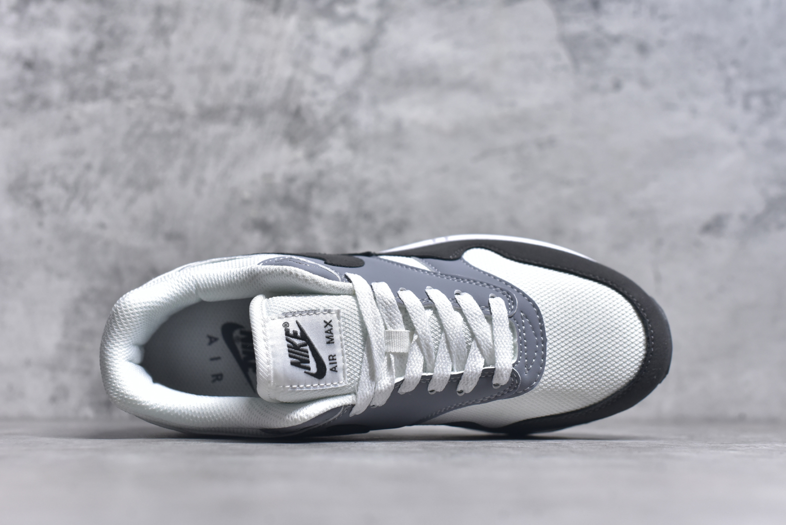 图片[4]-#NK Air Max 1 初代复古气垫慢跑鞋 HM9936-001 由Tinker Hatfeld和Mark Parker在1987年设计 灵感来自于巴黎蓬皮杜中心 在参观了蓬皮杜中心之后提出了Air Max的标志性开窗可视气垫的理念 并将其实际开发成功 是NK史上第一双可视气垫跑鞋 凭借着Air Max气垫带来的舒适脚感和鞋面面料上的不断精进才使得Air Max 1在现如今都是复古慢跑鞋的首选 深厚的历史渊源 独特的流线形设计 极为复古的外观使得它深受鞋迷的喜爱 尺码：36-47.5-选品中心