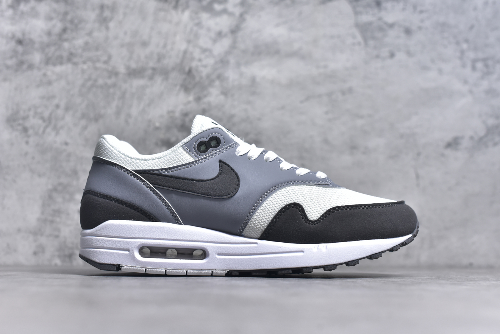 图片[3]-#NK Air Max 1 初代复古气垫慢跑鞋 HM9936-001 由Tinker Hatfeld和Mark Parker在1987年设计 灵感来自于巴黎蓬皮杜中心 在参观了蓬皮杜中心之后提出了Air Max的标志性开窗可视气垫的理念 并将其实际开发成功 是NK史上第一双可视气垫跑鞋 凭借着Air Max气垫带来的舒适脚感和鞋面面料上的不断精进才使得Air Max 1在现如今都是复古慢跑鞋的首选 深厚的历史渊源 独特的流线形设计 极为复古的外观使得它深受鞋迷的喜爱 尺码：36-47.5-选品中心