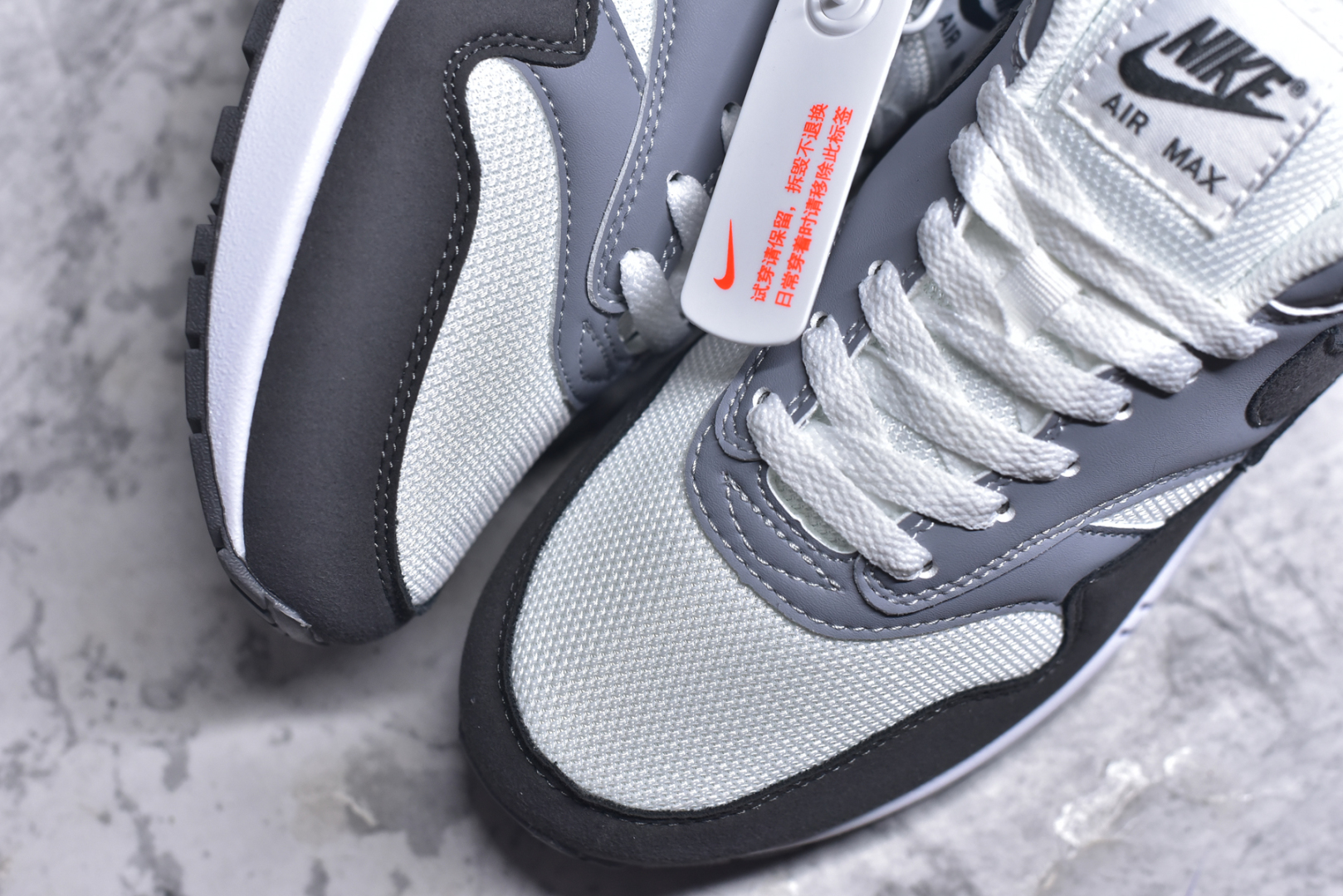 图片[8]-#NK Air Max 1 初代复古气垫慢跑鞋 HM9936-001 由Tinker Hatfeld和Mark Parker在1987年设计 灵感来自于巴黎蓬皮杜中心 在参观了蓬皮杜中心之后提出了Air Max的标志性开窗可视气垫的理念 并将其实际开发成功 是NK史上第一双可视气垫跑鞋 凭借着Air Max气垫带来的舒适脚感和鞋面面料上的不断精进才使得Air Max 1在现如今都是复古慢跑鞋的首选 深厚的历史渊源 独特的流线形设计 极为复古的外观使得它深受鞋迷的喜爱 尺码：36-47.5-选品中心