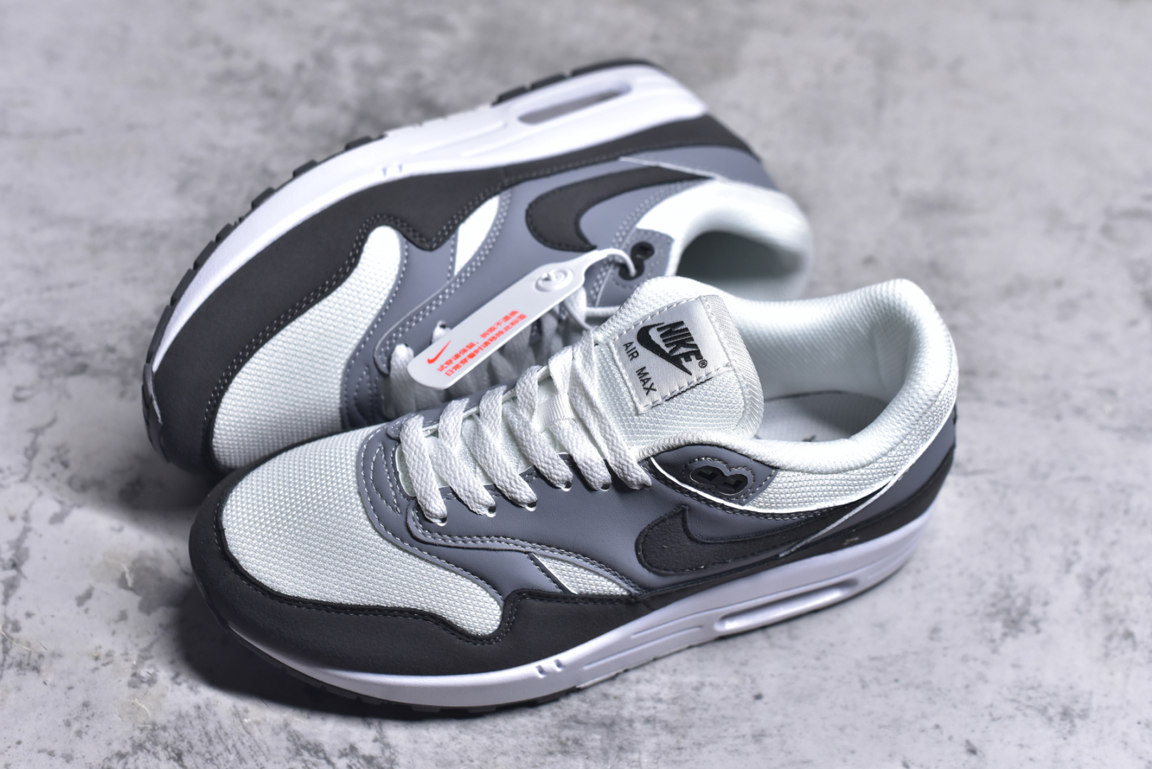 图片[7]-#NK Air Max 1 初代复古气垫慢跑鞋 HM9936-001 由Tinker Hatfeld和Mark Parker在1987年设计 灵感来自于巴黎蓬皮杜中心 在参观了蓬皮杜中心之后提出了Air Max的标志性开窗可视气垫的理念 并将其实际开发成功 是NK史上第一双可视气垫跑鞋 凭借着Air Max气垫带来的舒适脚感和鞋面面料上的不断精进才使得Air Max 1在现如今都是复古慢跑鞋的首选 深厚的历史渊源 独特的流线形设计 极为复古的外观使得它深受鞋迷的喜爱 尺码：36-47.5-选品中心