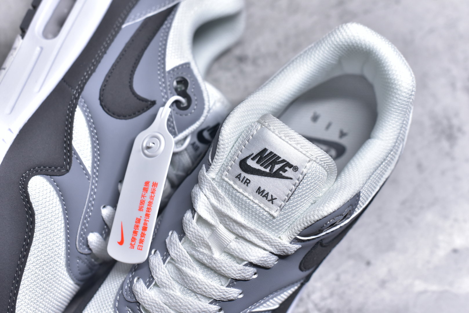 图片[9]-#NK Air Max 1 初代复古气垫慢跑鞋 HM9936-001 由Tinker Hatfeld和Mark Parker在1987年设计 灵感来自于巴黎蓬皮杜中心 在参观了蓬皮杜中心之后提出了Air Max的标志性开窗可视气垫的理念 并将其实际开发成功 是NK史上第一双可视气垫跑鞋 凭借着Air Max气垫带来的舒适脚感和鞋面面料上的不断精进才使得Air Max 1在现如今都是复古慢跑鞋的首选 深厚的历史渊源 独特的流线形设计 极为复古的外观使得它深受鞋迷的喜爱 尺码：36-47.5-选品中心
