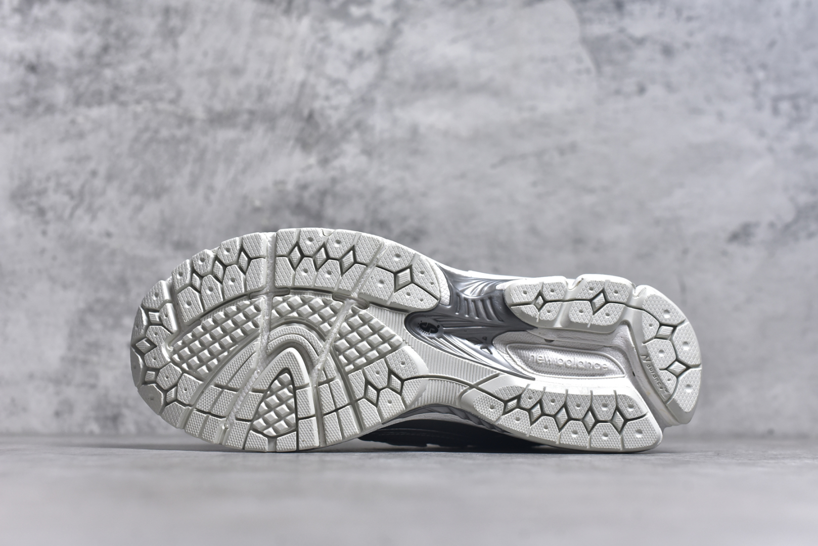 图片[6]-#New Balance M1906RCB 银白 NB新百伦潮流复古织物皮革减震防滑耐磨轻便低帮跑步鞋 原档数据独立私模大底 唯一正确六层组合大底 RB前软后硬 百分百还原原鞋脚感 基于市场现有版本全新升级调整 NB市场最强产物 全网最全配色加持 全套原楦原纸板原厂数据开发 全鞋电脑针车加持 原厂网布 原装进口头层翻毛皮料正确绒感卡色 正确中底拉帮中底网布细节 一比一手工擦旧效果 冲裁组合 匠心打造 耗时两个月开发完成 工艺极其复杂难度可想而知 高端零售专供产物 尺码：36 37 37.5 38 38.5 39.5 40 40.5 41.5 42 42.5 43 44 44.5 45-选品中心