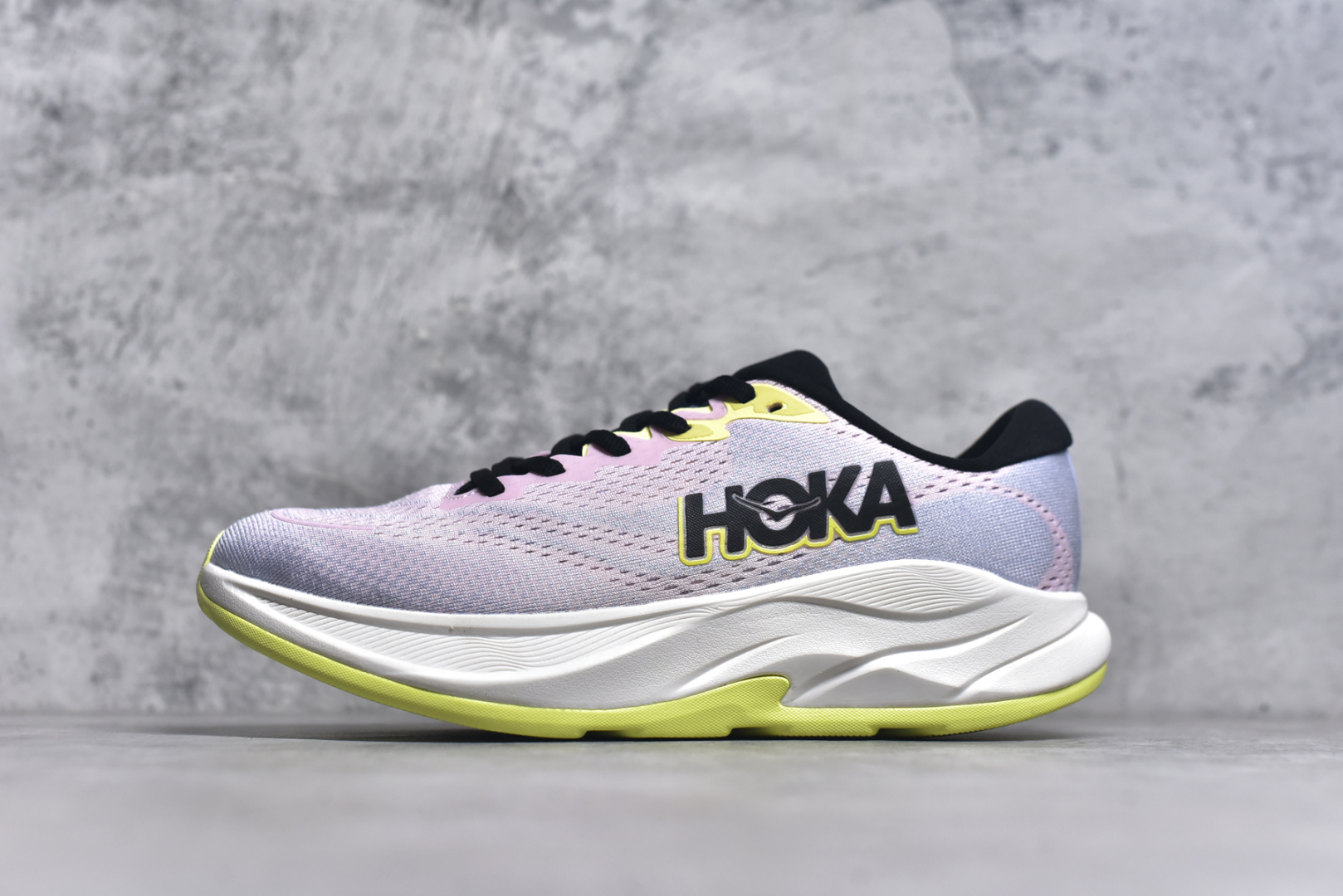 #HOKA ONE ONE RINCON 4 舒适防滑耐磨低帮休闲跑步鞋 Rincon 4 是一款日常训练用的跑步鞋，踩上去的感觉很结实。它适合中短距离跑步，但如果您习惯于稍硬的感觉，也可以用于长距离跑步。但它的速度不够快，不能作为速度训练鞋，也不够柔软，不能作为恢复训练鞋，日常里程跑才是它的优势所在。如果您想尝试 Hoka 跑鞋，又想享受极具竞争力的价格，那就试试这款鞋吧。尺码：36 36.5 37.5 38 38.5 39 40 40.5 41 42 42.5 43 44 44.5 45-选品中心
