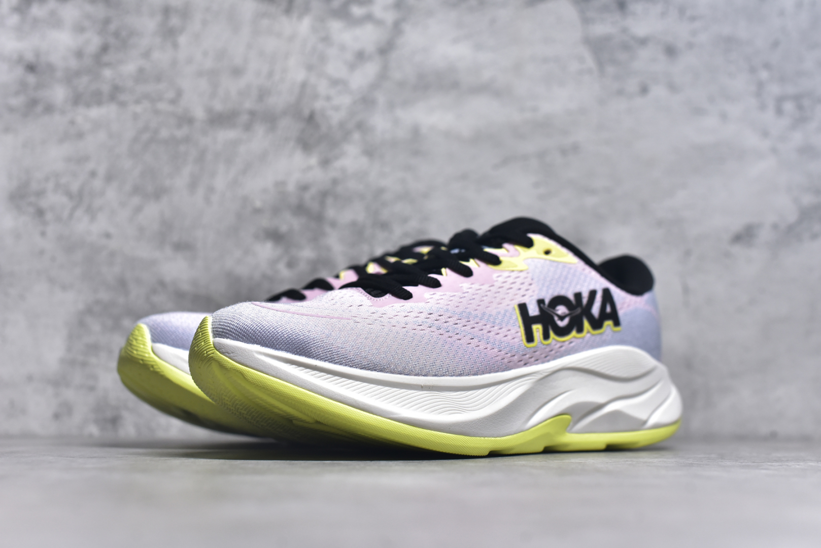 图片[2]-#HOKA ONE ONE RINCON 4 舒适防滑耐磨低帮休闲跑步鞋 Rincon 4 是一款日常训练用的跑步鞋，踩上去的感觉很结实。它适合中短距离跑步，但如果您习惯于稍硬的感觉，也可以用于长距离跑步。但它的速度不够快，不能作为速度训练鞋，也不够柔软，不能作为恢复训练鞋，日常里程跑才是它的优势所在。如果您想尝试 Hoka 跑鞋，又想享受极具竞争力的价格，那就试试这款鞋吧。尺码：36 36.5 37.5 38 38.5 39 40 40.5 41 42 42.5 43 44 44.5 45-选品中心