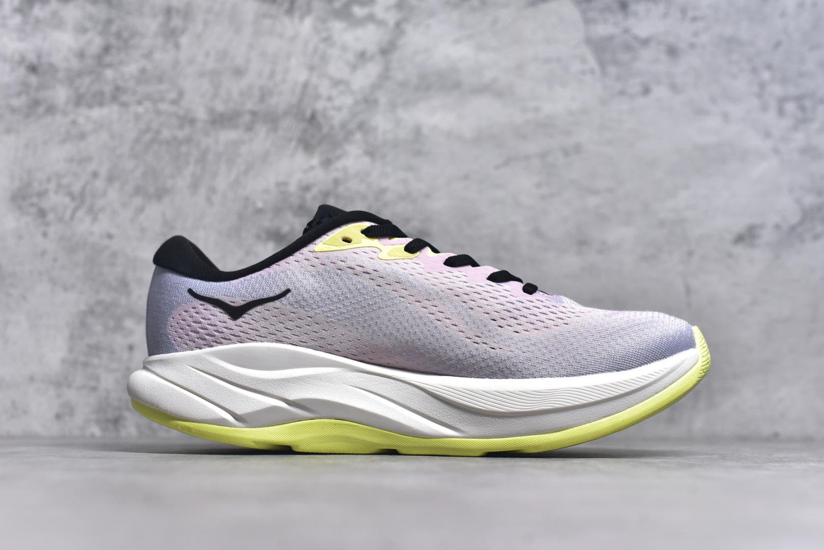 图片[3]-#HOKA ONE ONE RINCON 4 舒适防滑耐磨低帮休闲跑步鞋 Rincon 4 是一款日常训练用的跑步鞋，踩上去的感觉很结实。它适合中短距离跑步，但如果您习惯于稍硬的感觉，也可以用于长距离跑步。但它的速度不够快，不能作为速度训练鞋，也不够柔软，不能作为恢复训练鞋，日常里程跑才是它的优势所在。如果您想尝试 Hoka 跑鞋，又想享受极具竞争力的价格，那就试试这款鞋吧。尺码：36 36.5 37.5 38 38.5 39 40 40.5 41 42 42.5 43 44 44.5 45-选品中心