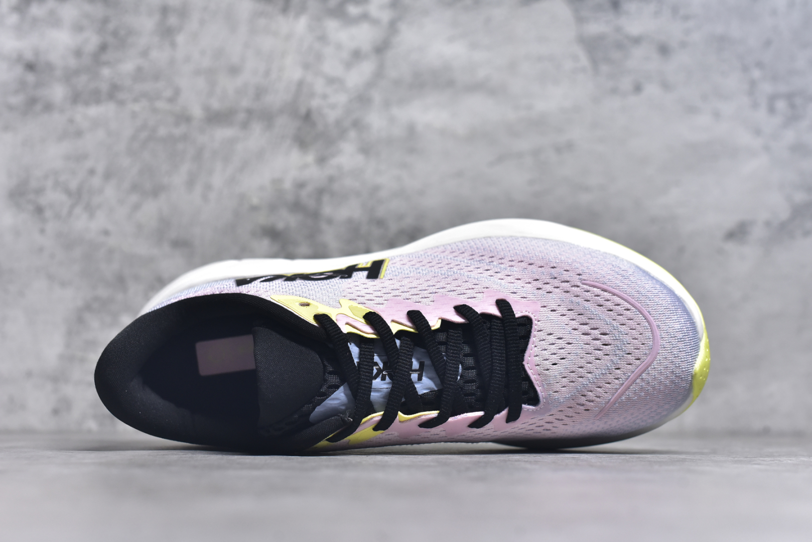 图片[4]-#HOKA ONE ONE RINCON 4 舒适防滑耐磨低帮休闲跑步鞋 Rincon 4 是一款日常训练用的跑步鞋，踩上去的感觉很结实。它适合中短距离跑步，但如果您习惯于稍硬的感觉，也可以用于长距离跑步。但它的速度不够快，不能作为速度训练鞋，也不够柔软，不能作为恢复训练鞋，日常里程跑才是它的优势所在。如果您想尝试 Hoka 跑鞋，又想享受极具竞争力的价格，那就试试这款鞋吧。尺码：36 36.5 37.5 38 38.5 39 40 40.5 41 42 42.5 43 44 44.5 45-选品中心