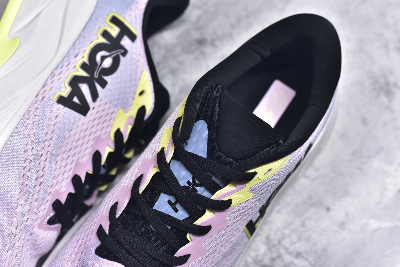 图片[9]-#HOKA ONE ONE RINCON 4 舒适防滑耐磨低帮休闲跑步鞋 Rincon 4 是一款日常训练用的跑步鞋，踩上去的感觉很结实。它适合中短距离跑步，但如果您习惯于稍硬的感觉，也可以用于长距离跑步。但它的速度不够快，不能作为速度训练鞋，也不够柔软，不能作为恢复训练鞋，日常里程跑才是它的优势所在。如果您想尝试 Hoka 跑鞋，又想享受极具竞争力的价格，那就试试这款鞋吧。尺码：36 36.5 37.5 38 38.5 39 40 40.5 41 42 42.5 43 44 44.5 45-选品中心