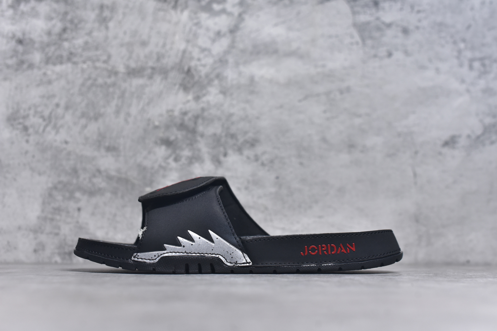 #Air Jordan 5 Hydro V Retro 黑红 AJ5拖鞋 可调式VELCRO®魔术贴 轻质缓震泡棉中底及乳胶按摩鞋床 大底采一次MD低价原料成型。尺码：36-45-选品中心