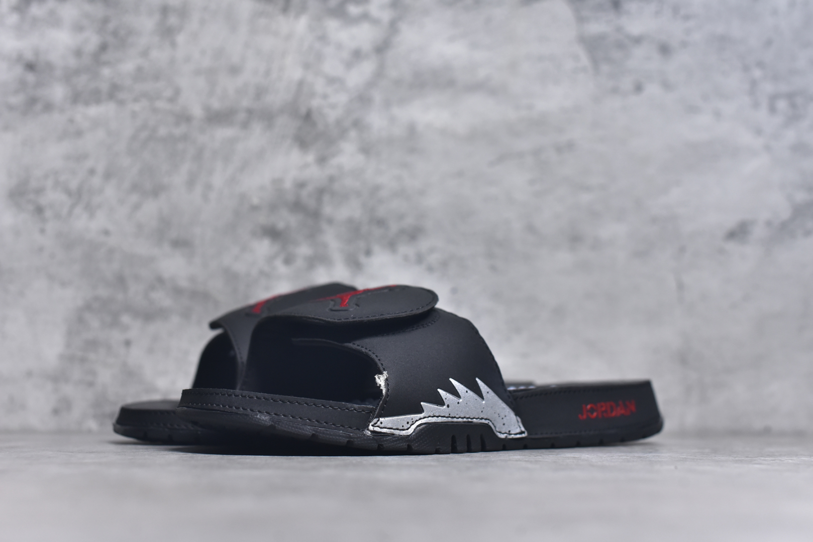 图片[2]-#Air Jordan 5 Hydro V Retro 黑红 AJ5拖鞋 可调式VELCRO®魔术贴 轻质缓震泡棉中底及乳胶按摩鞋床 大底采一次MD低价原料成型。尺码：36-45-选品中心