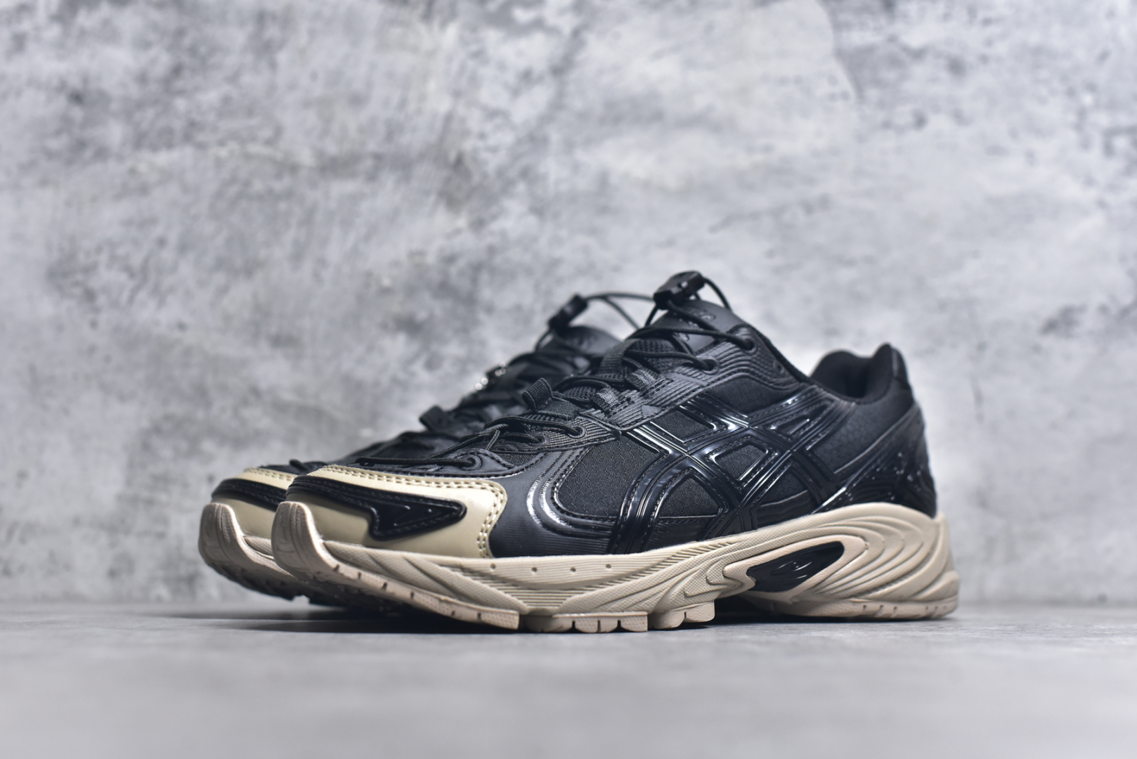 图片[2]-#ASICS Gel-Kahana TR V4 亚瑟士机能户外风系列低帮轻量缓震休闲运动跑步鞋 身处城市的喧嚣，内心的想象却永不停歇，Z世代处于现实的繁忙中始终想象着生活的另一种可能和对未知的展望。想象并非背离现实，而是对自我最真实的期待。为鼓励新世代青年唤起对自我的正向的想象，并展开积极的行动，ASICS亚瑟士于2024释出全新主题——唤想自定义。率先推出鞋款GEL-KAHANA TR V4，将出色的城市潮流与户外机能融为一体，实现无界想象与唤回真实自我的完美连结。于城市绽放姿态，唤想自定义。GEL-KAHANA TR V4融合了极具户外型格的设计细节。鞋款大底与中底采用了AHAR耐磨橡胶与GEL缓震胶技术，拥有良好的抓地力与舒适的穿着体验。鞋底所使用的一体化TPU稳定片，为更好地贴合GEL-KAHANA TR V4而全新开模再造，能有效防止脚部过度扭转与侧翻，在提供优秀稳定性的同时，进一步增强了鞋款的机能设计美学。快速系带系统在方便穿戴的同时，为户外运动提供了更优的防护。 GEL-KAHANA TR V4为日常穿着提供稳定、舒适的支撑，鼓励每个人在城市空间中的大胆探索，追寻无拘束的旷野之梦。尺码：36 37 37.5 38 39 39.5 40.5 41.5 42 42.5 43.5 44 44.5 45-选品中心