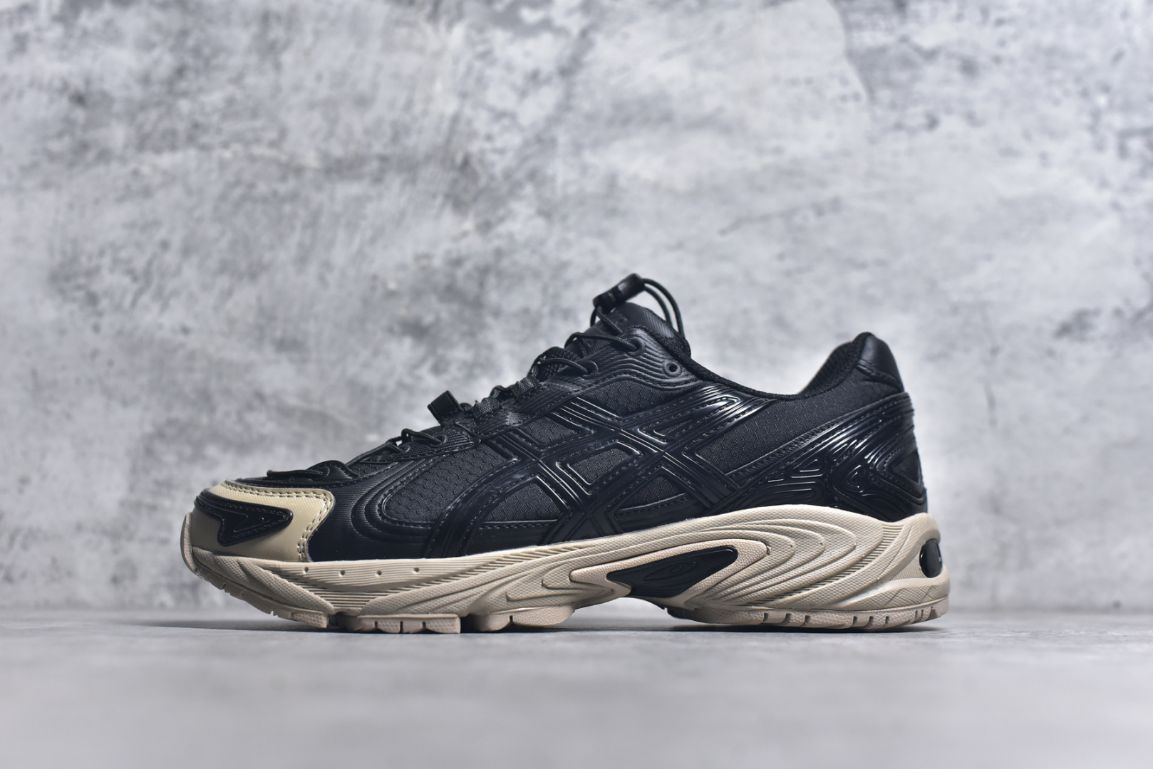 #ASICS Gel-Kahana TR V4 亚瑟士机能户外风系列低帮轻量缓震休闲运动跑步鞋 身处城市的喧嚣，内心的想象却永不停歇，Z世代处于现实的繁忙中始终想象着生活的另一种可能和对未知的展望。想象并非背离现实，而是对自我最真实的期待。为鼓励新世代青年唤起对自我的正向的想象，并展开积极的行动，ASICS亚瑟士于2024释出全新主题——唤想自定义。率先推出鞋款GEL-KAHANA TR V4，将出色的城市潮流与户外机能融为一体，实现无界想象与唤回真实自我的完美连结。于城市绽放姿态，唤想自定义。GEL-KAHANA TR V4融合了极具户外型格的设计细节。鞋款大底与中底采用了AHAR耐磨橡胶与GEL缓震胶技术，拥有良好的抓地力与舒适的穿着体验。鞋底所使用的一体化TPU稳定片，为更好地贴合GEL-KAHANA TR V4而全新开模再造，能有效防止脚部过度扭转与侧翻，在提供优秀稳定性的同时，进一步增强了鞋款的机能设计美学。快速系带系统在方便穿戴的同时，为户外运动提供了更优的防护。 GEL-KAHANA TR V4为日常穿着提供稳定、舒适的支撑，鼓励每个人在城市空间中的大胆探索，追寻无拘束的旷野之梦。尺码：36 37 37.5 38 39 39.5 40.5 41.5 42 42.5 43.5 44 44.5 45-选品中心