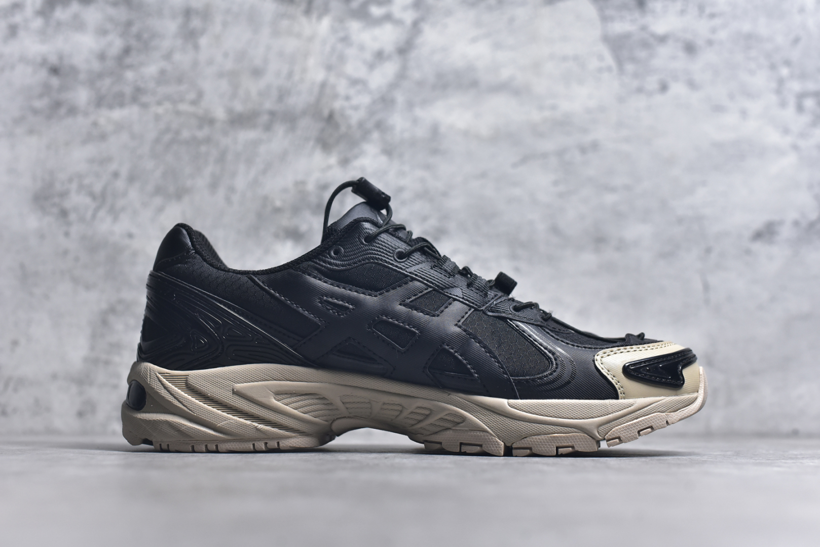 图片[3]-#ASICS Gel-Kahana TR V4 亚瑟士机能户外风系列低帮轻量缓震休闲运动跑步鞋 身处城市的喧嚣，内心的想象却永不停歇，Z世代处于现实的繁忙中始终想象着生活的另一种可能和对未知的展望。想象并非背离现实，而是对自我最真实的期待。为鼓励新世代青年唤起对自我的正向的想象，并展开积极的行动，ASICS亚瑟士于2024释出全新主题——唤想自定义。率先推出鞋款GEL-KAHANA TR V4，将出色的城市潮流与户外机能融为一体，实现无界想象与唤回真实自我的完美连结。于城市绽放姿态，唤想自定义。GEL-KAHANA TR V4融合了极具户外型格的设计细节。鞋款大底与中底采用了AHAR耐磨橡胶与GEL缓震胶技术，拥有良好的抓地力与舒适的穿着体验。鞋底所使用的一体化TPU稳定片，为更好地贴合GEL-KAHANA TR V4而全新开模再造，能有效防止脚部过度扭转与侧翻，在提供优秀稳定性的同时，进一步增强了鞋款的机能设计美学。快速系带系统在方便穿戴的同时，为户外运动提供了更优的防护。 GEL-KAHANA TR V4为日常穿着提供稳定、舒适的支撑，鼓励每个人在城市空间中的大胆探索，追寻无拘束的旷野之梦。尺码：36 37 37.5 38 39 39.5 40.5 41.5 42 42.5 43.5 44 44.5 45-选品中心