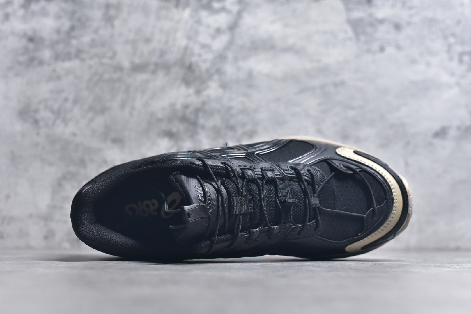 图片[4]-#ASICS Gel-Kahana TR V4 亚瑟士机能户外风系列低帮轻量缓震休闲运动跑步鞋 身处城市的喧嚣，内心的想象却永不停歇，Z世代处于现实的繁忙中始终想象着生活的另一种可能和对未知的展望。想象并非背离现实，而是对自我最真实的期待。为鼓励新世代青年唤起对自我的正向的想象，并展开积极的行动，ASICS亚瑟士于2024释出全新主题——唤想自定义。率先推出鞋款GEL-KAHANA TR V4，将出色的城市潮流与户外机能融为一体，实现无界想象与唤回真实自我的完美连结。于城市绽放姿态，唤想自定义。GEL-KAHANA TR V4融合了极具户外型格的设计细节。鞋款大底与中底采用了AHAR耐磨橡胶与GEL缓震胶技术，拥有良好的抓地力与舒适的穿着体验。鞋底所使用的一体化TPU稳定片，为更好地贴合GEL-KAHANA TR V4而全新开模再造，能有效防止脚部过度扭转与侧翻，在提供优秀稳定性的同时，进一步增强了鞋款的机能设计美学。快速系带系统在方便穿戴的同时，为户外运动提供了更优的防护。 GEL-KAHANA TR V4为日常穿着提供稳定、舒适的支撑，鼓励每个人在城市空间中的大胆探索，追寻无拘束的旷野之梦。尺码：36 37 37.5 38 39 39.5 40.5 41.5 42 42.5 43.5 44 44.5 45-选品中心