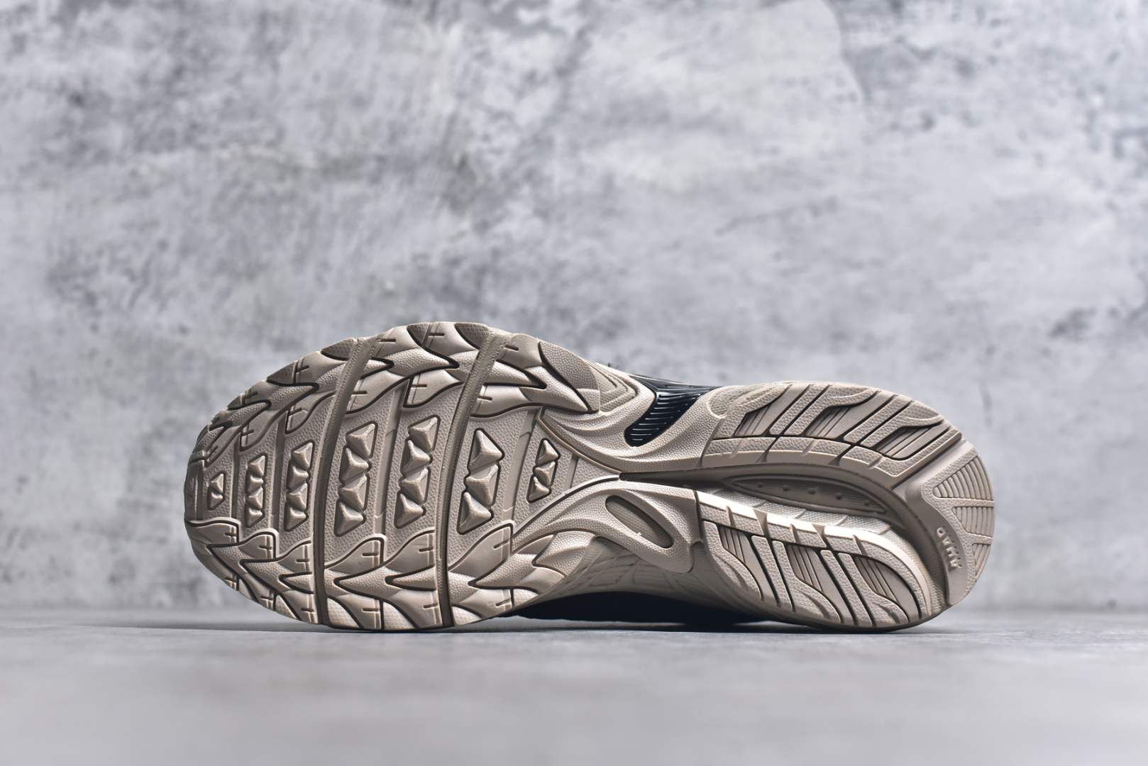 图片[6]-#ASICS Gel-Kahana TR V4 亚瑟士机能户外风系列低帮轻量缓震休闲运动跑步鞋 身处城市的喧嚣，内心的想象却永不停歇，Z世代处于现实的繁忙中始终想象着生活的另一种可能和对未知的展望。想象并非背离现实，而是对自我最真实的期待。为鼓励新世代青年唤起对自我的正向的想象，并展开积极的行动，ASICS亚瑟士于2024释出全新主题——唤想自定义。率先推出鞋款GEL-KAHANA TR V4，将出色的城市潮流与户外机能融为一体，实现无界想象与唤回真实自我的完美连结。于城市绽放姿态，唤想自定义。GEL-KAHANA TR V4融合了极具户外型格的设计细节。鞋款大底与中底采用了AHAR耐磨橡胶与GEL缓震胶技术，拥有良好的抓地力与舒适的穿着体验。鞋底所使用的一体化TPU稳定片，为更好地贴合GEL-KAHANA TR V4而全新开模再造，能有效防止脚部过度扭转与侧翻，在提供优秀稳定性的同时，进一步增强了鞋款的机能设计美学。快速系带系统在方便穿戴的同时，为户外运动提供了更优的防护。 GEL-KAHANA TR V4为日常穿着提供稳定、舒适的支撑，鼓励每个人在城市空间中的大胆探索，追寻无拘束的旷野之梦。尺码：36 37 37.5 38 39 39.5 40.5 41.5 42 42.5 43.5 44 44.5 45-选品中心