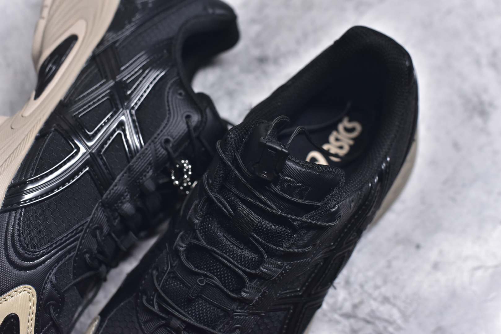 图片[9]-#ASICS Gel-Kahana TR V4 亚瑟士机能户外风系列低帮轻量缓震休闲运动跑步鞋 身处城市的喧嚣，内心的想象却永不停歇，Z世代处于现实的繁忙中始终想象着生活的另一种可能和对未知的展望。想象并非背离现实，而是对自我最真实的期待。为鼓励新世代青年唤起对自我的正向的想象，并展开积极的行动，ASICS亚瑟士于2024释出全新主题——唤想自定义。率先推出鞋款GEL-KAHANA TR V4，将出色的城市潮流与户外机能融为一体，实现无界想象与唤回真实自我的完美连结。于城市绽放姿态，唤想自定义。GEL-KAHANA TR V4融合了极具户外型格的设计细节。鞋款大底与中底采用了AHAR耐磨橡胶与GEL缓震胶技术，拥有良好的抓地力与舒适的穿着体验。鞋底所使用的一体化TPU稳定片，为更好地贴合GEL-KAHANA TR V4而全新开模再造，能有效防止脚部过度扭转与侧翻，在提供优秀稳定性的同时，进一步增强了鞋款的机能设计美学。快速系带系统在方便穿戴的同时，为户外运动提供了更优的防护。 GEL-KAHANA TR V4为日常穿着提供稳定、舒适的支撑，鼓励每个人在城市空间中的大胆探索，追寻无拘束的旷野之梦。尺码：36 37 37.5 38 39 39.5 40.5 41.5 42 42.5 43.5 44 44.5 45-选品中心