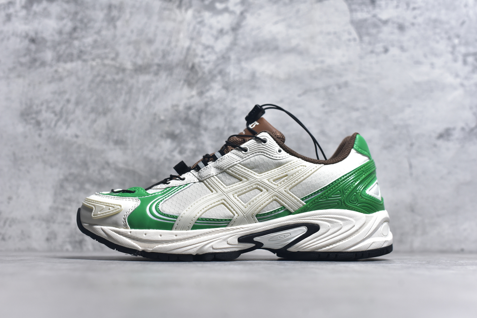 #ASICS Gel-Kahana TR V4 亚瑟士机能户外风系列低帮轻量缓震休闲运动跑步鞋 身处城市的喧嚣，内心的想象却永不停歇，Z世代处于现实的繁忙中始终想象着生活的另一种可能和对未知的展望。想象并非背离现实，而是对自我最真实的期待。为鼓励新世代青年唤起对自我的正向的想象，并展开积极的行动，ASICS亚瑟士于2024释出全新主题——唤想自定义。率先推出鞋款GEL-KAHANA TR V4，将出色的城市潮流与户外机能融为一体，实现无界想象与唤回真实自我的完美连结。于城市绽放姿态，唤想自定义。GEL-KAHANA TR V4融合了极具户外型格的设计细节。鞋款大底与中底采用了AHAR耐磨橡胶与GEL缓震胶技术，拥有良好的抓地力与舒适的穿着体验。鞋底所使用的一体化TPU稳定片，为更好地贴合GEL-KAHANA TR V4而全新开模再造，能有效防止脚部过度扭转与侧翻，在提供优秀稳定性的同时，进一步增强了鞋款的机能设计美学。快速系带系统在方便穿戴的同时，为户外运动提供了更优的防护。 GEL-KAHANA TR V4为日常穿着提供稳定、舒适的支撑，鼓励每个人在城市空间中的大胆探索，追寻无拘束的旷野之梦。尺码：36 37 37.5 38 39 39.5 40.5 41.5 42 42.5 43.5 44 44.5 45-选品中心