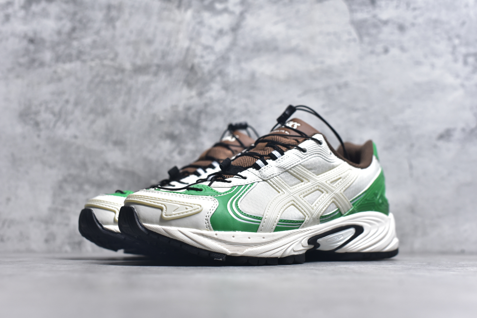 图片[2]-#ASICS Gel-Kahana TR V4 亚瑟士机能户外风系列低帮轻量缓震休闲运动跑步鞋 身处城市的喧嚣，内心的想象却永不停歇，Z世代处于现实的繁忙中始终想象着生活的另一种可能和对未知的展望。想象并非背离现实，而是对自我最真实的期待。为鼓励新世代青年唤起对自我的正向的想象，并展开积极的行动，ASICS亚瑟士于2024释出全新主题——唤想自定义。率先推出鞋款GEL-KAHANA TR V4，将出色的城市潮流与户外机能融为一体，实现无界想象与唤回真实自我的完美连结。于城市绽放姿态，唤想自定义。GEL-KAHANA TR V4融合了极具户外型格的设计细节。鞋款大底与中底采用了AHAR耐磨橡胶与GEL缓震胶技术，拥有良好的抓地力与舒适的穿着体验。鞋底所使用的一体化TPU稳定片，为更好地贴合GEL-KAHANA TR V4而全新开模再造，能有效防止脚部过度扭转与侧翻，在提供优秀稳定性的同时，进一步增强了鞋款的机能设计美学。快速系带系统在方便穿戴的同时，为户外运动提供了更优的防护。 GEL-KAHANA TR V4为日常穿着提供稳定、舒适的支撑，鼓励每个人在城市空间中的大胆探索，追寻无拘束的旷野之梦。尺码：36 37 37.5 38 39 39.5 40.5 41.5 42 42.5 43.5 44 44.5 45-选品中心