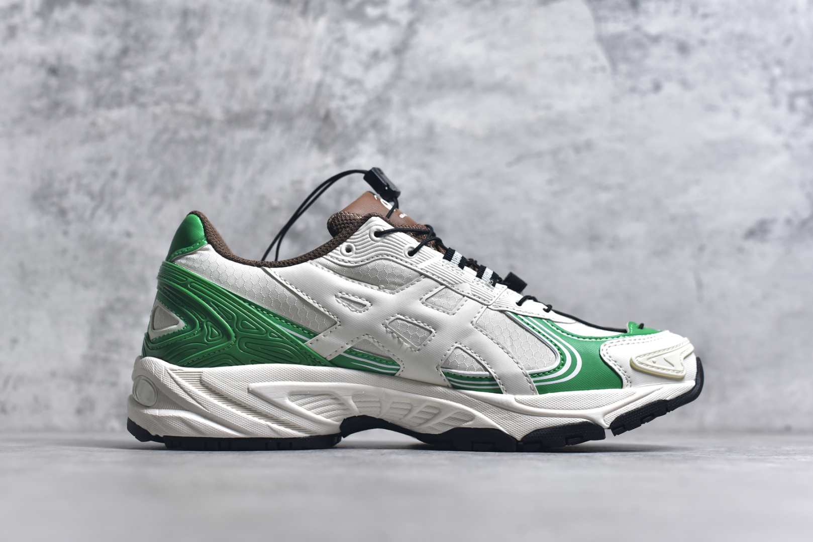 图片[3]-#ASICS Gel-Kahana TR V4 亚瑟士机能户外风系列低帮轻量缓震休闲运动跑步鞋 身处城市的喧嚣，内心的想象却永不停歇，Z世代处于现实的繁忙中始终想象着生活的另一种可能和对未知的展望。想象并非背离现实，而是对自我最真实的期待。为鼓励新世代青年唤起对自我的正向的想象，并展开积极的行动，ASICS亚瑟士于2024释出全新主题——唤想自定义。率先推出鞋款GEL-KAHANA TR V4，将出色的城市潮流与户外机能融为一体，实现无界想象与唤回真实自我的完美连结。于城市绽放姿态，唤想自定义。GEL-KAHANA TR V4融合了极具户外型格的设计细节。鞋款大底与中底采用了AHAR耐磨橡胶与GEL缓震胶技术，拥有良好的抓地力与舒适的穿着体验。鞋底所使用的一体化TPU稳定片，为更好地贴合GEL-KAHANA TR V4而全新开模再造，能有效防止脚部过度扭转与侧翻，在提供优秀稳定性的同时，进一步增强了鞋款的机能设计美学。快速系带系统在方便穿戴的同时，为户外运动提供了更优的防护。 GEL-KAHANA TR V4为日常穿着提供稳定、舒适的支撑，鼓励每个人在城市空间中的大胆探索，追寻无拘束的旷野之梦。尺码：36 37 37.5 38 39 39.5 40.5 41.5 42 42.5 43.5 44 44.5 45-选品中心