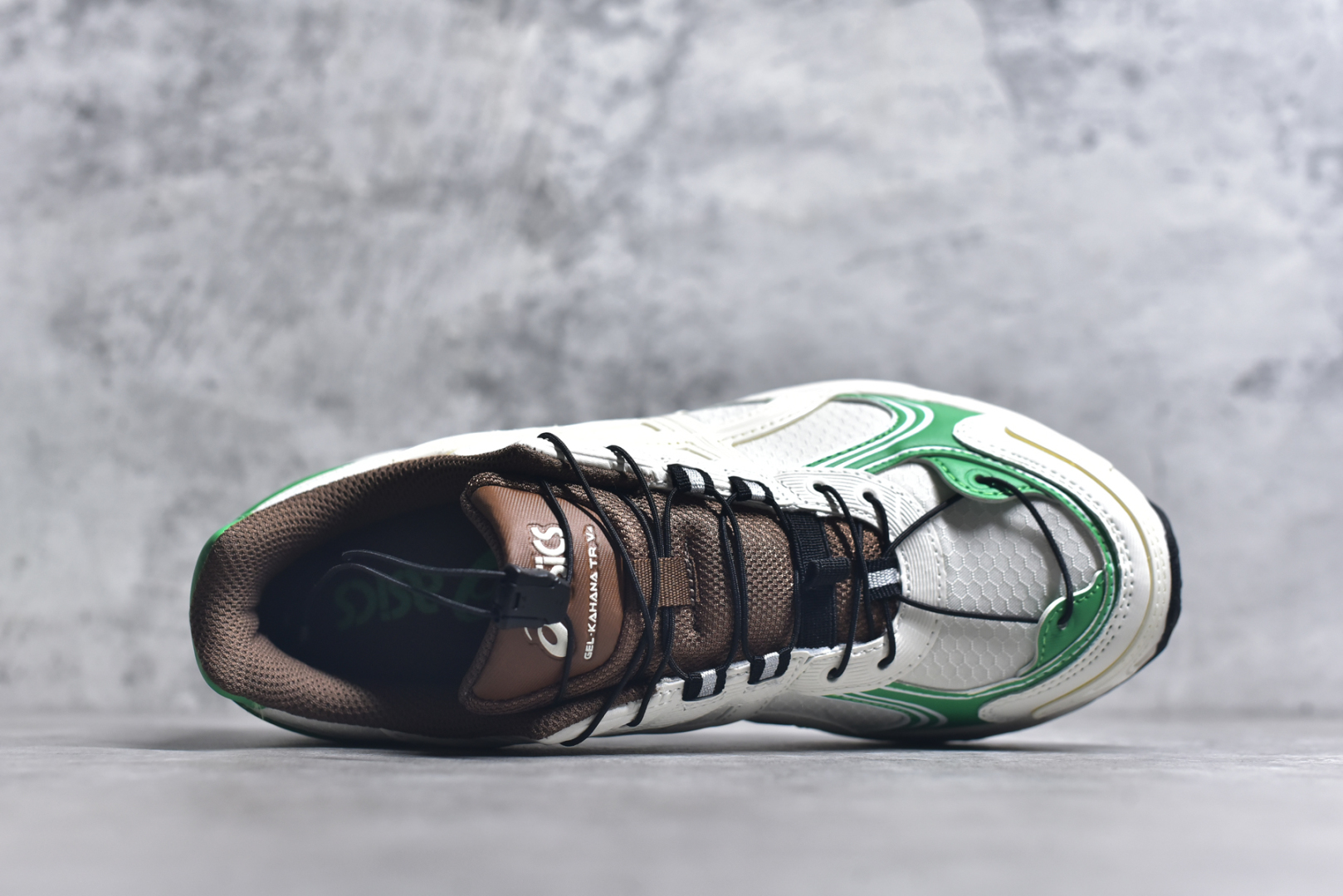 图片[4]-#ASICS Gel-Kahana TR V4 亚瑟士机能户外风系列低帮轻量缓震休闲运动跑步鞋 身处城市的喧嚣，内心的想象却永不停歇，Z世代处于现实的繁忙中始终想象着生活的另一种可能和对未知的展望。想象并非背离现实，而是对自我最真实的期待。为鼓励新世代青年唤起对自我的正向的想象，并展开积极的行动，ASICS亚瑟士于2024释出全新主题——唤想自定义。率先推出鞋款GEL-KAHANA TR V4，将出色的城市潮流与户外机能融为一体，实现无界想象与唤回真实自我的完美连结。于城市绽放姿态，唤想自定义。GEL-KAHANA TR V4融合了极具户外型格的设计细节。鞋款大底与中底采用了AHAR耐磨橡胶与GEL缓震胶技术，拥有良好的抓地力与舒适的穿着体验。鞋底所使用的一体化TPU稳定片，为更好地贴合GEL-KAHANA TR V4而全新开模再造，能有效防止脚部过度扭转与侧翻，在提供优秀稳定性的同时，进一步增强了鞋款的机能设计美学。快速系带系统在方便穿戴的同时，为户外运动提供了更优的防护。 GEL-KAHANA TR V4为日常穿着提供稳定、舒适的支撑，鼓励每个人在城市空间中的大胆探索，追寻无拘束的旷野之梦。尺码：36 37 37.5 38 39 39.5 40.5 41.5 42 42.5 43.5 44 44.5 45-选品中心