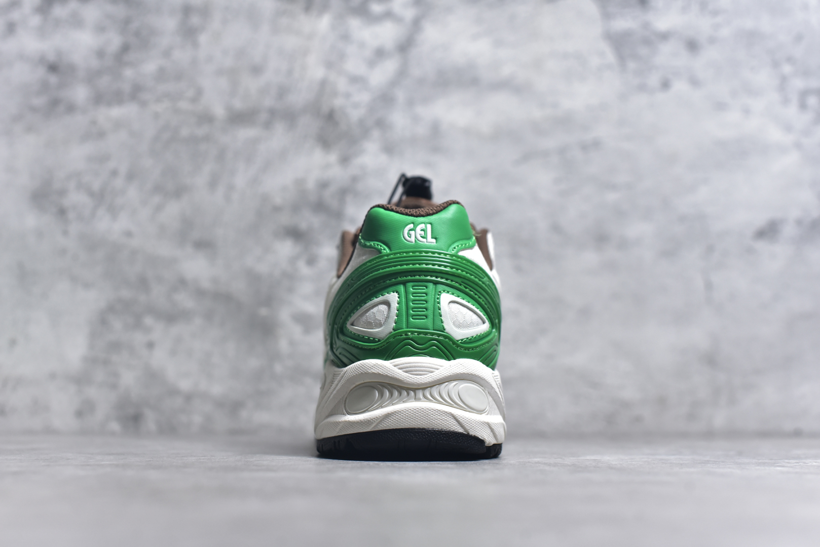图片[5]-#ASICS Gel-Kahana TR V4 亚瑟士机能户外风系列低帮轻量缓震休闲运动跑步鞋 身处城市的喧嚣，内心的想象却永不停歇，Z世代处于现实的繁忙中始终想象着生活的另一种可能和对未知的展望。想象并非背离现实，而是对自我最真实的期待。为鼓励新世代青年唤起对自我的正向的想象，并展开积极的行动，ASICS亚瑟士于2024释出全新主题——唤想自定义。率先推出鞋款GEL-KAHANA TR V4，将出色的城市潮流与户外机能融为一体，实现无界想象与唤回真实自我的完美连结。于城市绽放姿态，唤想自定义。GEL-KAHANA TR V4融合了极具户外型格的设计细节。鞋款大底与中底采用了AHAR耐磨橡胶与GEL缓震胶技术，拥有良好的抓地力与舒适的穿着体验。鞋底所使用的一体化TPU稳定片，为更好地贴合GEL-KAHANA TR V4而全新开模再造，能有效防止脚部过度扭转与侧翻，在提供优秀稳定性的同时，进一步增强了鞋款的机能设计美学。快速系带系统在方便穿戴的同时，为户外运动提供了更优的防护。 GEL-KAHANA TR V4为日常穿着提供稳定、舒适的支撑，鼓励每个人在城市空间中的大胆探索，追寻无拘束的旷野之梦。尺码：36 37 37.5 38 39 39.5 40.5 41.5 42 42.5 43.5 44 44.5 45-选品中心
