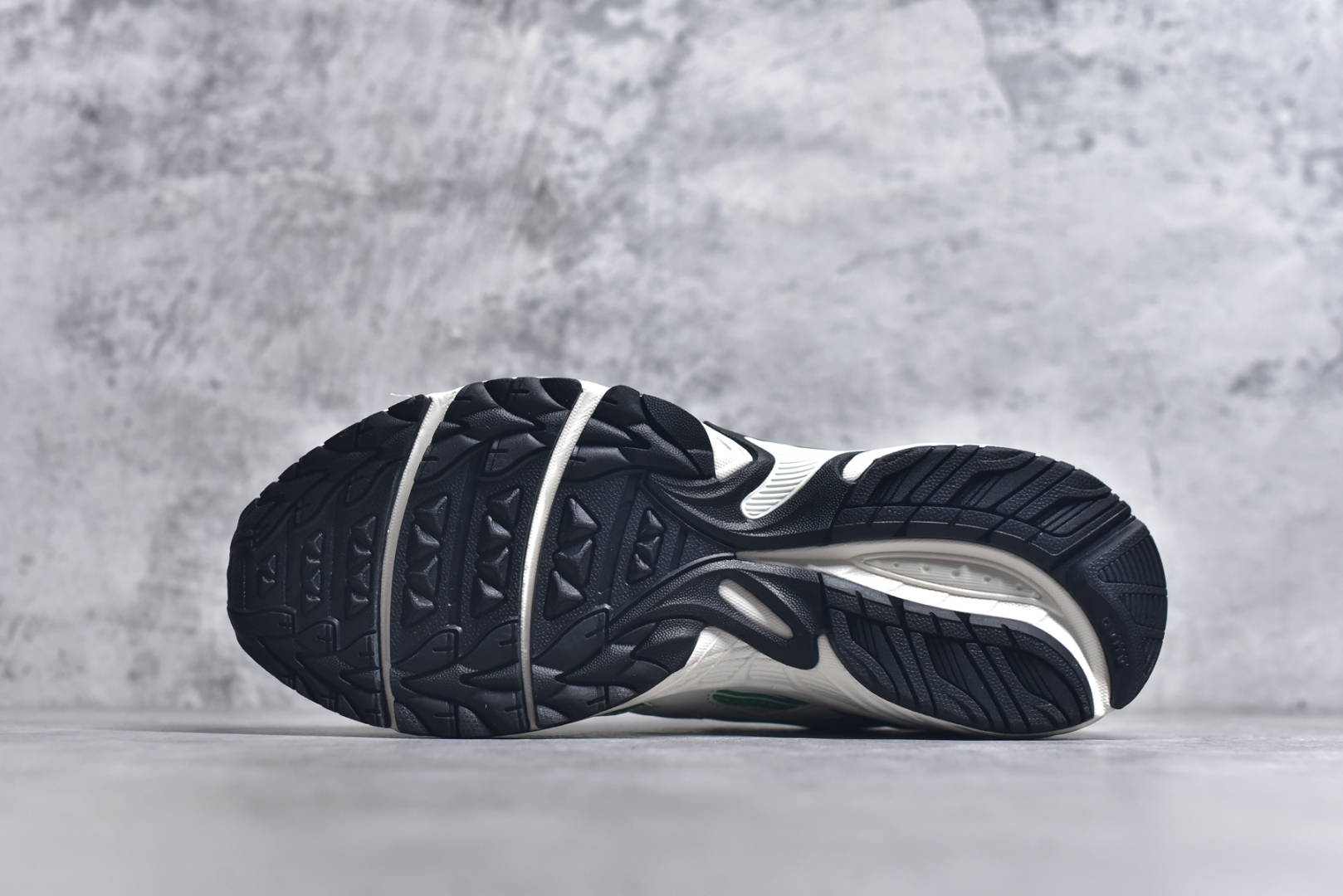 图片[6]-#ASICS Gel-Kahana TR V4 亚瑟士机能户外风系列低帮轻量缓震休闲运动跑步鞋 身处城市的喧嚣，内心的想象却永不停歇，Z世代处于现实的繁忙中始终想象着生活的另一种可能和对未知的展望。想象并非背离现实，而是对自我最真实的期待。为鼓励新世代青年唤起对自我的正向的想象，并展开积极的行动，ASICS亚瑟士于2024释出全新主题——唤想自定义。率先推出鞋款GEL-KAHANA TR V4，将出色的城市潮流与户外机能融为一体，实现无界想象与唤回真实自我的完美连结。于城市绽放姿态，唤想自定义。GEL-KAHANA TR V4融合了极具户外型格的设计细节。鞋款大底与中底采用了AHAR耐磨橡胶与GEL缓震胶技术，拥有良好的抓地力与舒适的穿着体验。鞋底所使用的一体化TPU稳定片，为更好地贴合GEL-KAHANA TR V4而全新开模再造，能有效防止脚部过度扭转与侧翻，在提供优秀稳定性的同时，进一步增强了鞋款的机能设计美学。快速系带系统在方便穿戴的同时，为户外运动提供了更优的防护。 GEL-KAHANA TR V4为日常穿着提供稳定、舒适的支撑，鼓励每个人在城市空间中的大胆探索，追寻无拘束的旷野之梦。尺码：36 37 37.5 38 39 39.5 40.5 41.5 42 42.5 43.5 44 44.5 45-选品中心