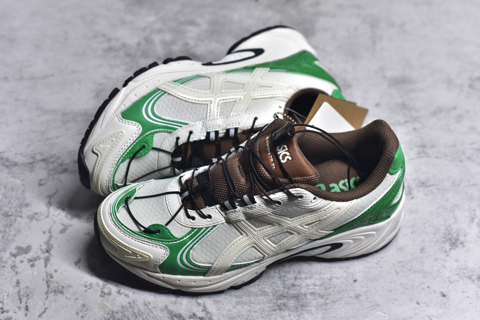 图片[7]-#ASICS Gel-Kahana TR V4 亚瑟士机能户外风系列低帮轻量缓震休闲运动跑步鞋 身处城市的喧嚣，内心的想象却永不停歇，Z世代处于现实的繁忙中始终想象着生活的另一种可能和对未知的展望。想象并非背离现实，而是对自我最真实的期待。为鼓励新世代青年唤起对自我的正向的想象，并展开积极的行动，ASICS亚瑟士于2024释出全新主题——唤想自定义。率先推出鞋款GEL-KAHANA TR V4，将出色的城市潮流与户外机能融为一体，实现无界想象与唤回真实自我的完美连结。于城市绽放姿态，唤想自定义。GEL-KAHANA TR V4融合了极具户外型格的设计细节。鞋款大底与中底采用了AHAR耐磨橡胶与GEL缓震胶技术，拥有良好的抓地力与舒适的穿着体验。鞋底所使用的一体化TPU稳定片，为更好地贴合GEL-KAHANA TR V4而全新开模再造，能有效防止脚部过度扭转与侧翻，在提供优秀稳定性的同时，进一步增强了鞋款的机能设计美学。快速系带系统在方便穿戴的同时，为户外运动提供了更优的防护。 GEL-KAHANA TR V4为日常穿着提供稳定、舒适的支撑，鼓励每个人在城市空间中的大胆探索，追寻无拘束的旷野之梦。尺码：36 37 37.5 38 39 39.5 40.5 41.5 42 42.5 43.5 44 44.5 45-选品中心