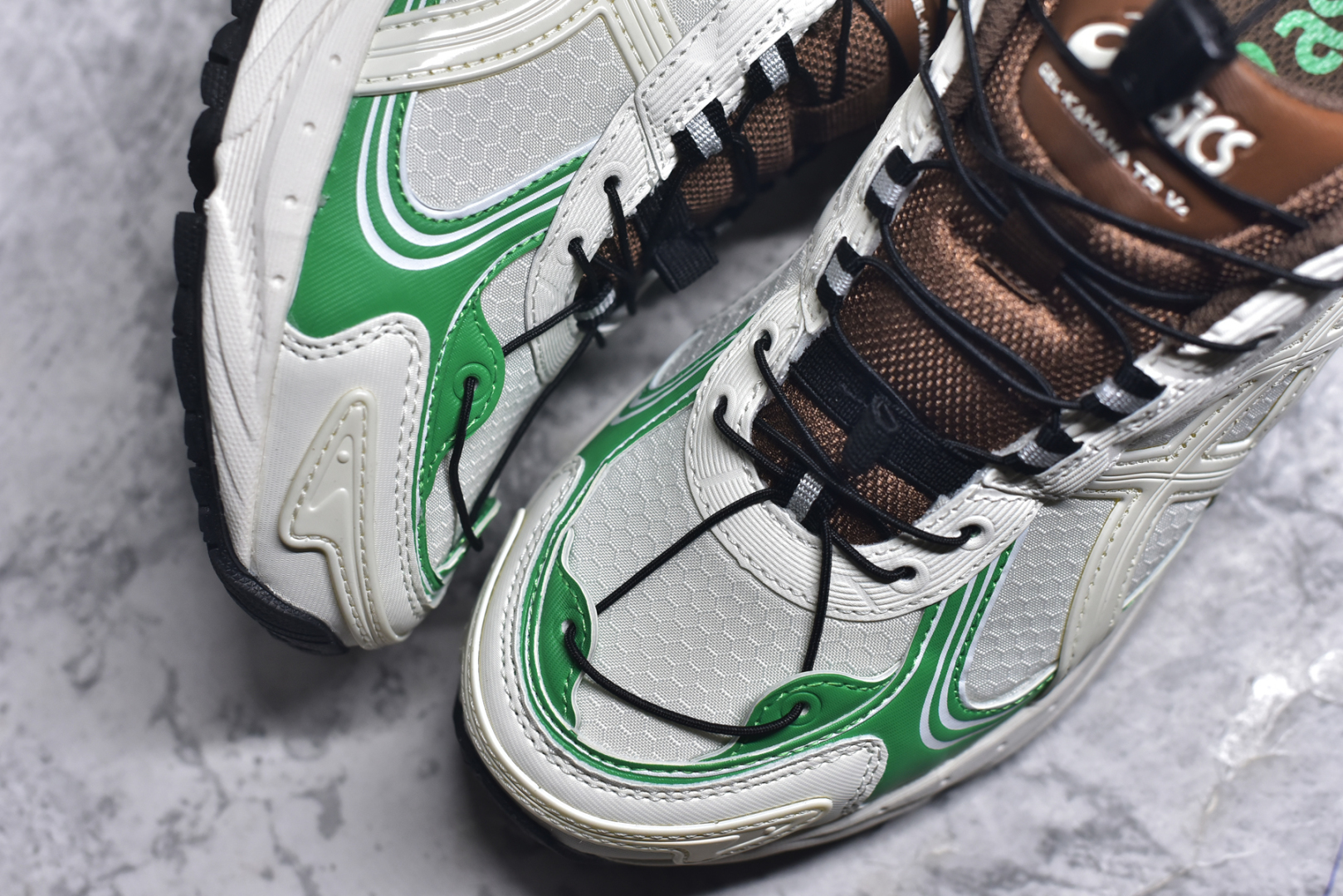 图片[8]-#ASICS Gel-Kahana TR V4 亚瑟士机能户外风系列低帮轻量缓震休闲运动跑步鞋 身处城市的喧嚣，内心的想象却永不停歇，Z世代处于现实的繁忙中始终想象着生活的另一种可能和对未知的展望。想象并非背离现实，而是对自我最真实的期待。为鼓励新世代青年唤起对自我的正向的想象，并展开积极的行动，ASICS亚瑟士于2024释出全新主题——唤想自定义。率先推出鞋款GEL-KAHANA TR V4，将出色的城市潮流与户外机能融为一体，实现无界想象与唤回真实自我的完美连结。于城市绽放姿态，唤想自定义。GEL-KAHANA TR V4融合了极具户外型格的设计细节。鞋款大底与中底采用了AHAR耐磨橡胶与GEL缓震胶技术，拥有良好的抓地力与舒适的穿着体验。鞋底所使用的一体化TPU稳定片，为更好地贴合GEL-KAHANA TR V4而全新开模再造，能有效防止脚部过度扭转与侧翻，在提供优秀稳定性的同时，进一步增强了鞋款的机能设计美学。快速系带系统在方便穿戴的同时，为户外运动提供了更优的防护。 GEL-KAHANA TR V4为日常穿着提供稳定、舒适的支撑，鼓励每个人在城市空间中的大胆探索，追寻无拘束的旷野之梦。尺码：36 37 37.5 38 39 39.5 40.5 41.5 42 42.5 43.5 44 44.5 45-选品中心