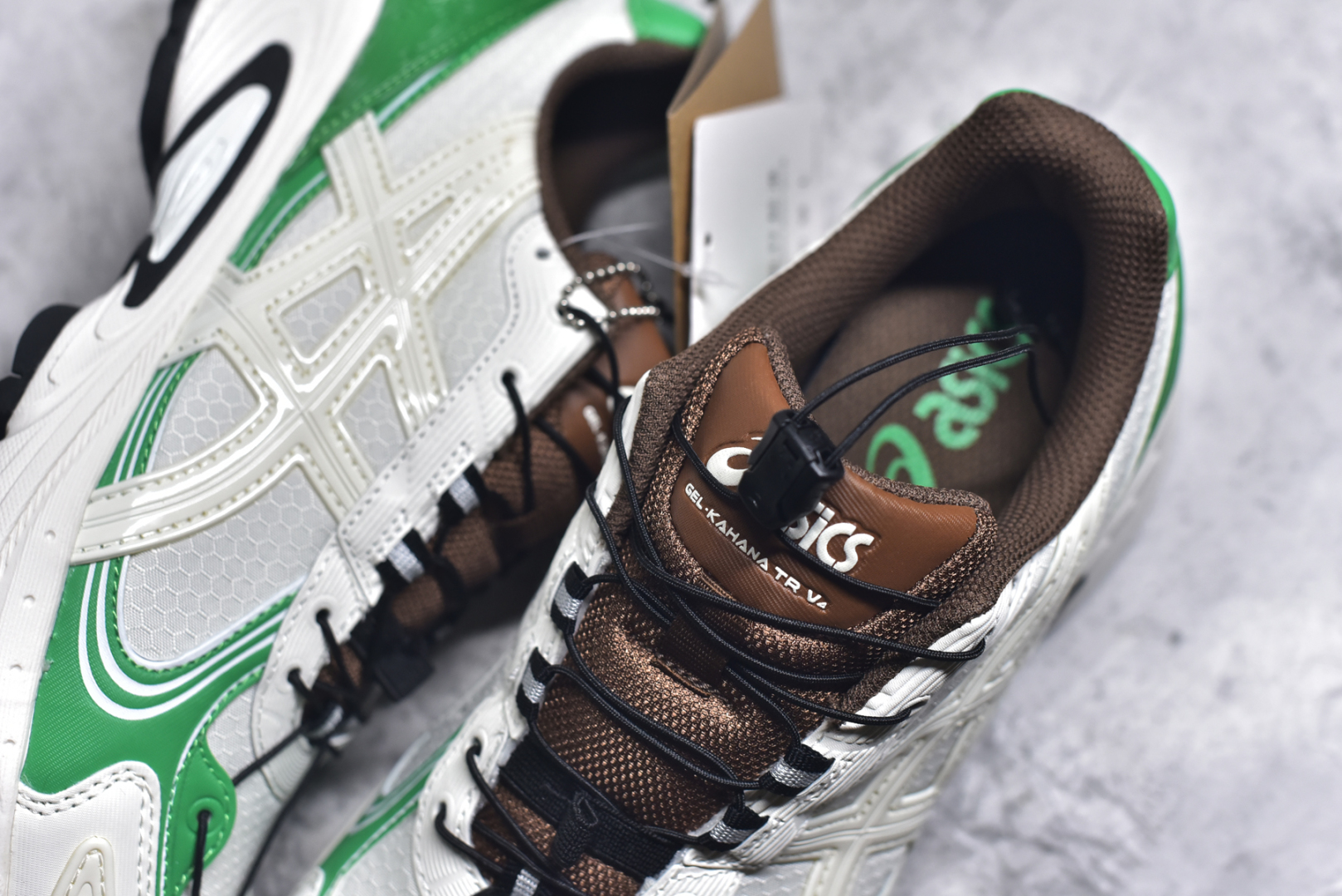 图片[9]-#ASICS Gel-Kahana TR V4 亚瑟士机能户外风系列低帮轻量缓震休闲运动跑步鞋 身处城市的喧嚣，内心的想象却永不停歇，Z世代处于现实的繁忙中始终想象着生活的另一种可能和对未知的展望。想象并非背离现实，而是对自我最真实的期待。为鼓励新世代青年唤起对自我的正向的想象，并展开积极的行动，ASICS亚瑟士于2024释出全新主题——唤想自定义。率先推出鞋款GEL-KAHANA TR V4，将出色的城市潮流与户外机能融为一体，实现无界想象与唤回真实自我的完美连结。于城市绽放姿态，唤想自定义。GEL-KAHANA TR V4融合了极具户外型格的设计细节。鞋款大底与中底采用了AHAR耐磨橡胶与GEL缓震胶技术，拥有良好的抓地力与舒适的穿着体验。鞋底所使用的一体化TPU稳定片，为更好地贴合GEL-KAHANA TR V4而全新开模再造，能有效防止脚部过度扭转与侧翻，在提供优秀稳定性的同时，进一步增强了鞋款的机能设计美学。快速系带系统在方便穿戴的同时，为户外运动提供了更优的防护。 GEL-KAHANA TR V4为日常穿着提供稳定、舒适的支撑，鼓励每个人在城市空间中的大胆探索，追寻无拘束的旷野之梦。尺码：36 37 37.5 38 39 39.5 40.5 41.5 42 42.5 43.5 44 44.5 45-选品中心
