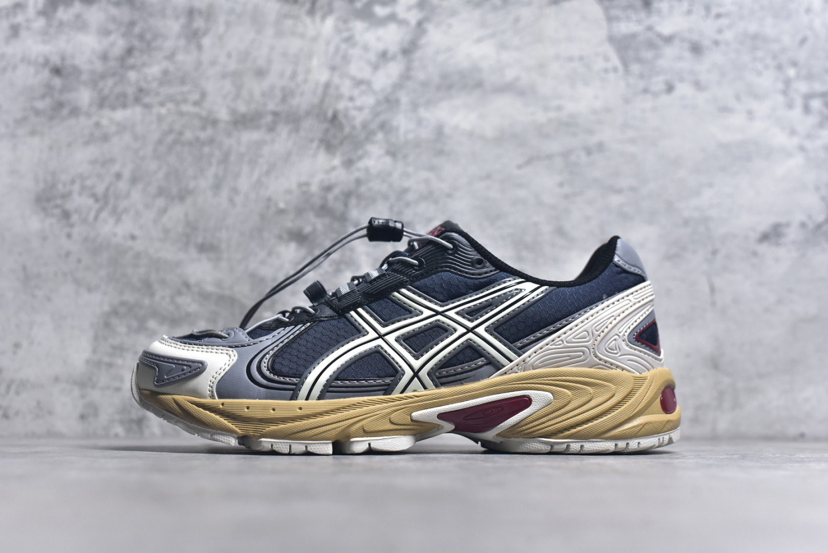 #ASICS Gel-Kahana TR V4 亚瑟士机能户外风系列低帮轻量缓震休闲运动跑步鞋 身处城市的喧嚣，内心的想象却永不停歇，Z世代处于现实的繁忙中始终想象着生活的另一种可能和对未知的展望。想象并非背离现实，而是对自我最真实的期待。为鼓励新世代青年唤起对自我的正向的想象，并展开积极的行动，ASICS亚瑟士于2024释出全新主题——唤想自定义。率先推出鞋款GEL-KAHANA TR V4，将出色的城市潮流与户外机能融为一体，实现无界想象与唤回真实自我的完美连结。于城市绽放姿态，唤想自定义。GEL-KAHANA TR V4融合了极具户外型格的设计细节。鞋款大底与中底采用了AHAR耐磨橡胶与GEL缓震胶技术，拥有良好的抓地力与舒适的穿着体验。鞋底所使用的一体化TPU稳定片，为更好地贴合GEL-KAHANA TR V4而全新开模再造，能有效防止脚部过度扭转与侧翻，在提供优秀稳定性的同时，进一步增强了鞋款的机能设计美学。快速系带系统在方便穿戴的同时，为户外运动提供了更优的防护。 GEL-KAHANA TR V4为日常穿着提供稳定、舒适的支撑，鼓励每个人在城市空间中的大胆探索，追寻无拘束的旷野之梦。尺码：36 37 37.5 38 39 39.5 40.5 41.5 42 42.5 43.5 44 44.5 45-选品中心