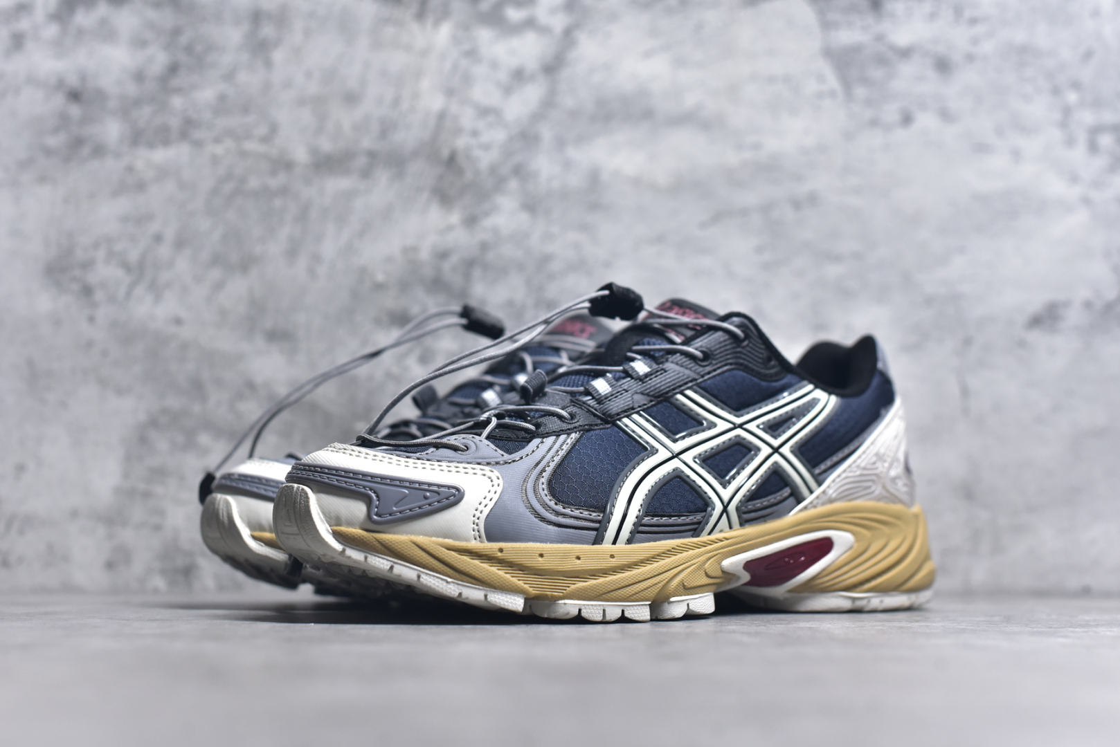 图片[2]-#ASICS Gel-Kahana TR V4 亚瑟士机能户外风系列低帮轻量缓震休闲运动跑步鞋 身处城市的喧嚣，内心的想象却永不停歇，Z世代处于现实的繁忙中始终想象着生活的另一种可能和对未知的展望。想象并非背离现实，而是对自我最真实的期待。为鼓励新世代青年唤起对自我的正向的想象，并展开积极的行动，ASICS亚瑟士于2024释出全新主题——唤想自定义。率先推出鞋款GEL-KAHANA TR V4，将出色的城市潮流与户外机能融为一体，实现无界想象与唤回真实自我的完美连结。于城市绽放姿态，唤想自定义。GEL-KAHANA TR V4融合了极具户外型格的设计细节。鞋款大底与中底采用了AHAR耐磨橡胶与GEL缓震胶技术，拥有良好的抓地力与舒适的穿着体验。鞋底所使用的一体化TPU稳定片，为更好地贴合GEL-KAHANA TR V4而全新开模再造，能有效防止脚部过度扭转与侧翻，在提供优秀稳定性的同时，进一步增强了鞋款的机能设计美学。快速系带系统在方便穿戴的同时，为户外运动提供了更优的防护。 GEL-KAHANA TR V4为日常穿着提供稳定、舒适的支撑，鼓励每个人在城市空间中的大胆探索，追寻无拘束的旷野之梦。尺码：36 37 37.5 38 39 39.5 40.5 41.5 42 42.5 43.5 44 44.5 45-选品中心