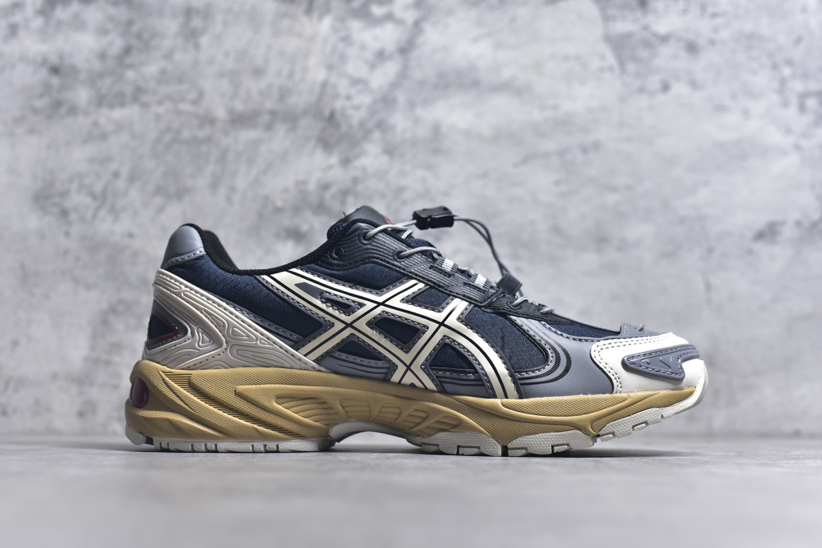 图片[3]-#ASICS Gel-Kahana TR V4 亚瑟士机能户外风系列低帮轻量缓震休闲运动跑步鞋 身处城市的喧嚣，内心的想象却永不停歇，Z世代处于现实的繁忙中始终想象着生活的另一种可能和对未知的展望。想象并非背离现实，而是对自我最真实的期待。为鼓励新世代青年唤起对自我的正向的想象，并展开积极的行动，ASICS亚瑟士于2024释出全新主题——唤想自定义。率先推出鞋款GEL-KAHANA TR V4，将出色的城市潮流与户外机能融为一体，实现无界想象与唤回真实自我的完美连结。于城市绽放姿态，唤想自定义。GEL-KAHANA TR V4融合了极具户外型格的设计细节。鞋款大底与中底采用了AHAR耐磨橡胶与GEL缓震胶技术，拥有良好的抓地力与舒适的穿着体验。鞋底所使用的一体化TPU稳定片，为更好地贴合GEL-KAHANA TR V4而全新开模再造，能有效防止脚部过度扭转与侧翻，在提供优秀稳定性的同时，进一步增强了鞋款的机能设计美学。快速系带系统在方便穿戴的同时，为户外运动提供了更优的防护。 GEL-KAHANA TR V4为日常穿着提供稳定、舒适的支撑，鼓励每个人在城市空间中的大胆探索，追寻无拘束的旷野之梦。尺码：36 37 37.5 38 39 39.5 40.5 41.5 42 42.5 43.5 44 44.5 45-选品中心