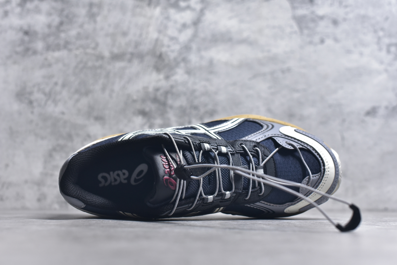 图片[4]-#ASICS Gel-Kahana TR V4 亚瑟士机能户外风系列低帮轻量缓震休闲运动跑步鞋 身处城市的喧嚣，内心的想象却永不停歇，Z世代处于现实的繁忙中始终想象着生活的另一种可能和对未知的展望。想象并非背离现实，而是对自我最真实的期待。为鼓励新世代青年唤起对自我的正向的想象，并展开积极的行动，ASICS亚瑟士于2024释出全新主题——唤想自定义。率先推出鞋款GEL-KAHANA TR V4，将出色的城市潮流与户外机能融为一体，实现无界想象与唤回真实自我的完美连结。于城市绽放姿态，唤想自定义。GEL-KAHANA TR V4融合了极具户外型格的设计细节。鞋款大底与中底采用了AHAR耐磨橡胶与GEL缓震胶技术，拥有良好的抓地力与舒适的穿着体验。鞋底所使用的一体化TPU稳定片，为更好地贴合GEL-KAHANA TR V4而全新开模再造，能有效防止脚部过度扭转与侧翻，在提供优秀稳定性的同时，进一步增强了鞋款的机能设计美学。快速系带系统在方便穿戴的同时，为户外运动提供了更优的防护。 GEL-KAHANA TR V4为日常穿着提供稳定、舒适的支撑，鼓励每个人在城市空间中的大胆探索，追寻无拘束的旷野之梦。尺码：36 37 37.5 38 39 39.5 40.5 41.5 42 42.5 43.5 44 44.5 45-选品中心