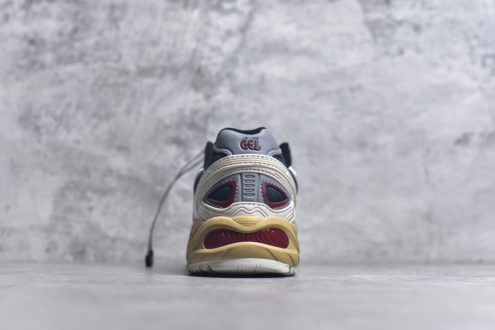 图片[5]-#ASICS Gel-Kahana TR V4 亚瑟士机能户外风系列低帮轻量缓震休闲运动跑步鞋 身处城市的喧嚣，内心的想象却永不停歇，Z世代处于现实的繁忙中始终想象着生活的另一种可能和对未知的展望。想象并非背离现实，而是对自我最真实的期待。为鼓励新世代青年唤起对自我的正向的想象，并展开积极的行动，ASICS亚瑟士于2024释出全新主题——唤想自定义。率先推出鞋款GEL-KAHANA TR V4，将出色的城市潮流与户外机能融为一体，实现无界想象与唤回真实自我的完美连结。于城市绽放姿态，唤想自定义。GEL-KAHANA TR V4融合了极具户外型格的设计细节。鞋款大底与中底采用了AHAR耐磨橡胶与GEL缓震胶技术，拥有良好的抓地力与舒适的穿着体验。鞋底所使用的一体化TPU稳定片，为更好地贴合GEL-KAHANA TR V4而全新开模再造，能有效防止脚部过度扭转与侧翻，在提供优秀稳定性的同时，进一步增强了鞋款的机能设计美学。快速系带系统在方便穿戴的同时，为户外运动提供了更优的防护。 GEL-KAHANA TR V4为日常穿着提供稳定、舒适的支撑，鼓励每个人在城市空间中的大胆探索，追寻无拘束的旷野之梦。尺码：36 37 37.5 38 39 39.5 40.5 41.5 42 42.5 43.5 44 44.5 45-选品中心