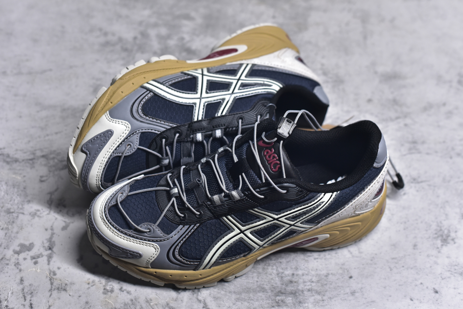 图片[7]-#ASICS Gel-Kahana TR V4 亚瑟士机能户外风系列低帮轻量缓震休闲运动跑步鞋 身处城市的喧嚣，内心的想象却永不停歇，Z世代处于现实的繁忙中始终想象着生活的另一种可能和对未知的展望。想象并非背离现实，而是对自我最真实的期待。为鼓励新世代青年唤起对自我的正向的想象，并展开积极的行动，ASICS亚瑟士于2024释出全新主题——唤想自定义。率先推出鞋款GEL-KAHANA TR V4，将出色的城市潮流与户外机能融为一体，实现无界想象与唤回真实自我的完美连结。于城市绽放姿态，唤想自定义。GEL-KAHANA TR V4融合了极具户外型格的设计细节。鞋款大底与中底采用了AHAR耐磨橡胶与GEL缓震胶技术，拥有良好的抓地力与舒适的穿着体验。鞋底所使用的一体化TPU稳定片，为更好地贴合GEL-KAHANA TR V4而全新开模再造，能有效防止脚部过度扭转与侧翻，在提供优秀稳定性的同时，进一步增强了鞋款的机能设计美学。快速系带系统在方便穿戴的同时，为户外运动提供了更优的防护。 GEL-KAHANA TR V4为日常穿着提供稳定、舒适的支撑，鼓励每个人在城市空间中的大胆探索，追寻无拘束的旷野之梦。尺码：36 37 37.5 38 39 39.5 40.5 41.5 42 42.5 43.5 44 44.5 45-选品中心