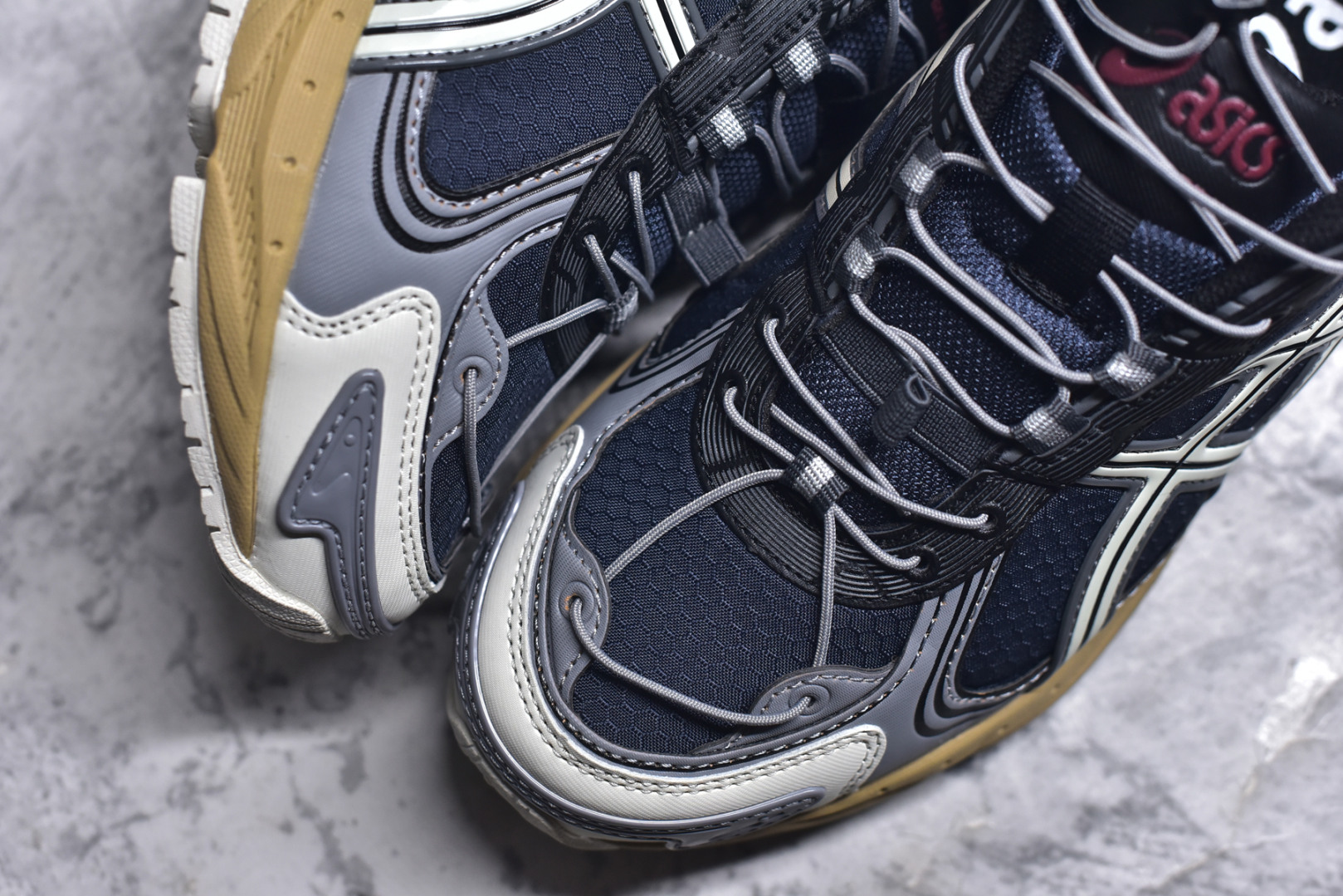 图片[8]-#ASICS Gel-Kahana TR V4 亚瑟士机能户外风系列低帮轻量缓震休闲运动跑步鞋 身处城市的喧嚣，内心的想象却永不停歇，Z世代处于现实的繁忙中始终想象着生活的另一种可能和对未知的展望。想象并非背离现实，而是对自我最真实的期待。为鼓励新世代青年唤起对自我的正向的想象，并展开积极的行动，ASICS亚瑟士于2024释出全新主题——唤想自定义。率先推出鞋款GEL-KAHANA TR V4，将出色的城市潮流与户外机能融为一体，实现无界想象与唤回真实自我的完美连结。于城市绽放姿态，唤想自定义。GEL-KAHANA TR V4融合了极具户外型格的设计细节。鞋款大底与中底采用了AHAR耐磨橡胶与GEL缓震胶技术，拥有良好的抓地力与舒适的穿着体验。鞋底所使用的一体化TPU稳定片，为更好地贴合GEL-KAHANA TR V4而全新开模再造，能有效防止脚部过度扭转与侧翻，在提供优秀稳定性的同时，进一步增强了鞋款的机能设计美学。快速系带系统在方便穿戴的同时，为户外运动提供了更优的防护。 GEL-KAHANA TR V4为日常穿着提供稳定、舒适的支撑，鼓励每个人在城市空间中的大胆探索，追寻无拘束的旷野之梦。尺码：36 37 37.5 38 39 39.5 40.5 41.5 42 42.5 43.5 44 44.5 45-选品中心