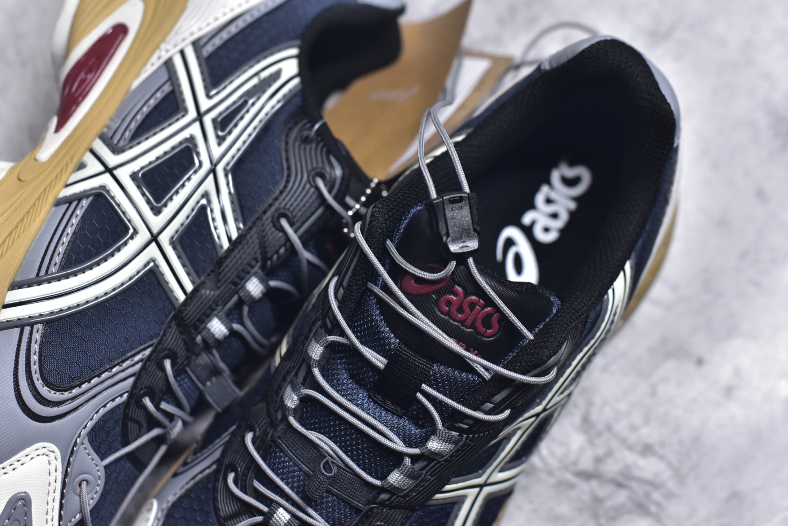 图片[9]-#ASICS Gel-Kahana TR V4 亚瑟士机能户外风系列低帮轻量缓震休闲运动跑步鞋 身处城市的喧嚣，内心的想象却永不停歇，Z世代处于现实的繁忙中始终想象着生活的另一种可能和对未知的展望。想象并非背离现实，而是对自我最真实的期待。为鼓励新世代青年唤起对自我的正向的想象，并展开积极的行动，ASICS亚瑟士于2024释出全新主题——唤想自定义。率先推出鞋款GEL-KAHANA TR V4，将出色的城市潮流与户外机能融为一体，实现无界想象与唤回真实自我的完美连结。于城市绽放姿态，唤想自定义。GEL-KAHANA TR V4融合了极具户外型格的设计细节。鞋款大底与中底采用了AHAR耐磨橡胶与GEL缓震胶技术，拥有良好的抓地力与舒适的穿着体验。鞋底所使用的一体化TPU稳定片，为更好地贴合GEL-KAHANA TR V4而全新开模再造，能有效防止脚部过度扭转与侧翻，在提供优秀稳定性的同时，进一步增强了鞋款的机能设计美学。快速系带系统在方便穿戴的同时，为户外运动提供了更优的防护。 GEL-KAHANA TR V4为日常穿着提供稳定、舒适的支撑，鼓励每个人在城市空间中的大胆探索，追寻无拘束的旷野之梦。尺码：36 37 37.5 38 39 39.5 40.5 41.5 42 42.5 43.5 44 44.5 45-选品中心