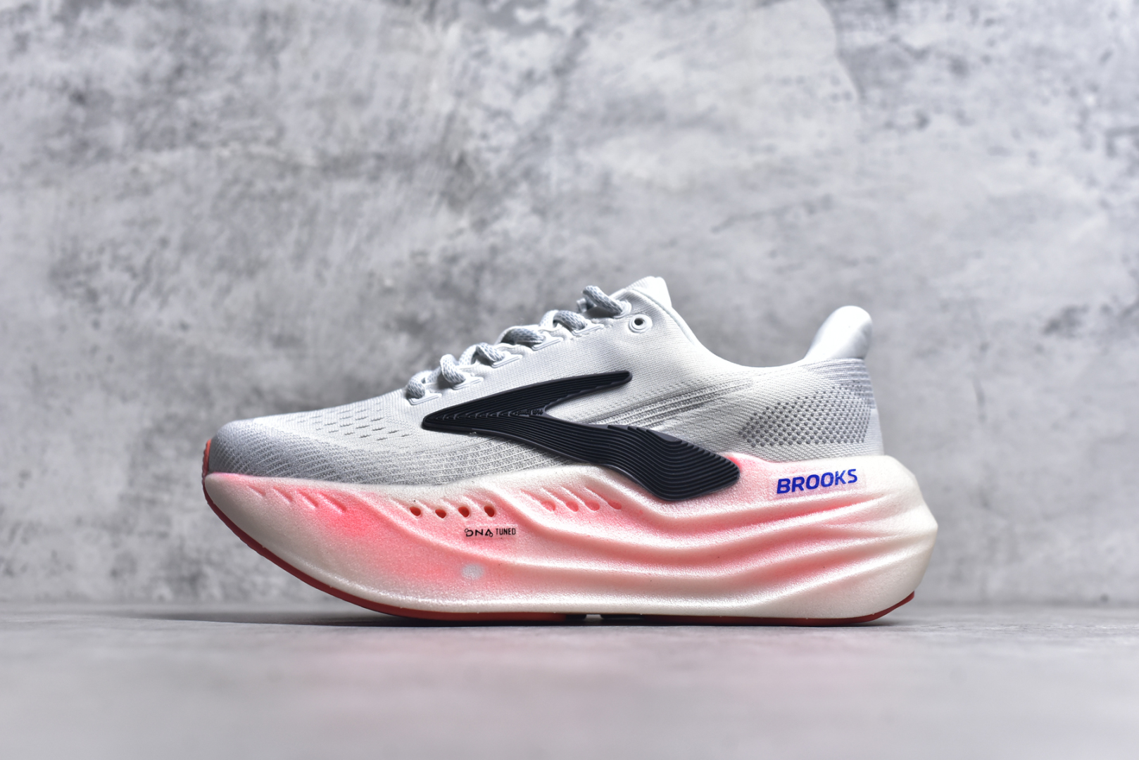 #Brooks布鲁克斯 Glycerin max 舒适简约防滑耐磨 低帮跑步鞋 实拍调校N版已经零色差零失真 百分百还原实物色彩所见即所得 不存在货不对板色差等低级问题 选购参考实物拍摄 不混卖不参货 只用心做好货严格选品 承诺混一赔十 尺码：35.5-40-选品中心