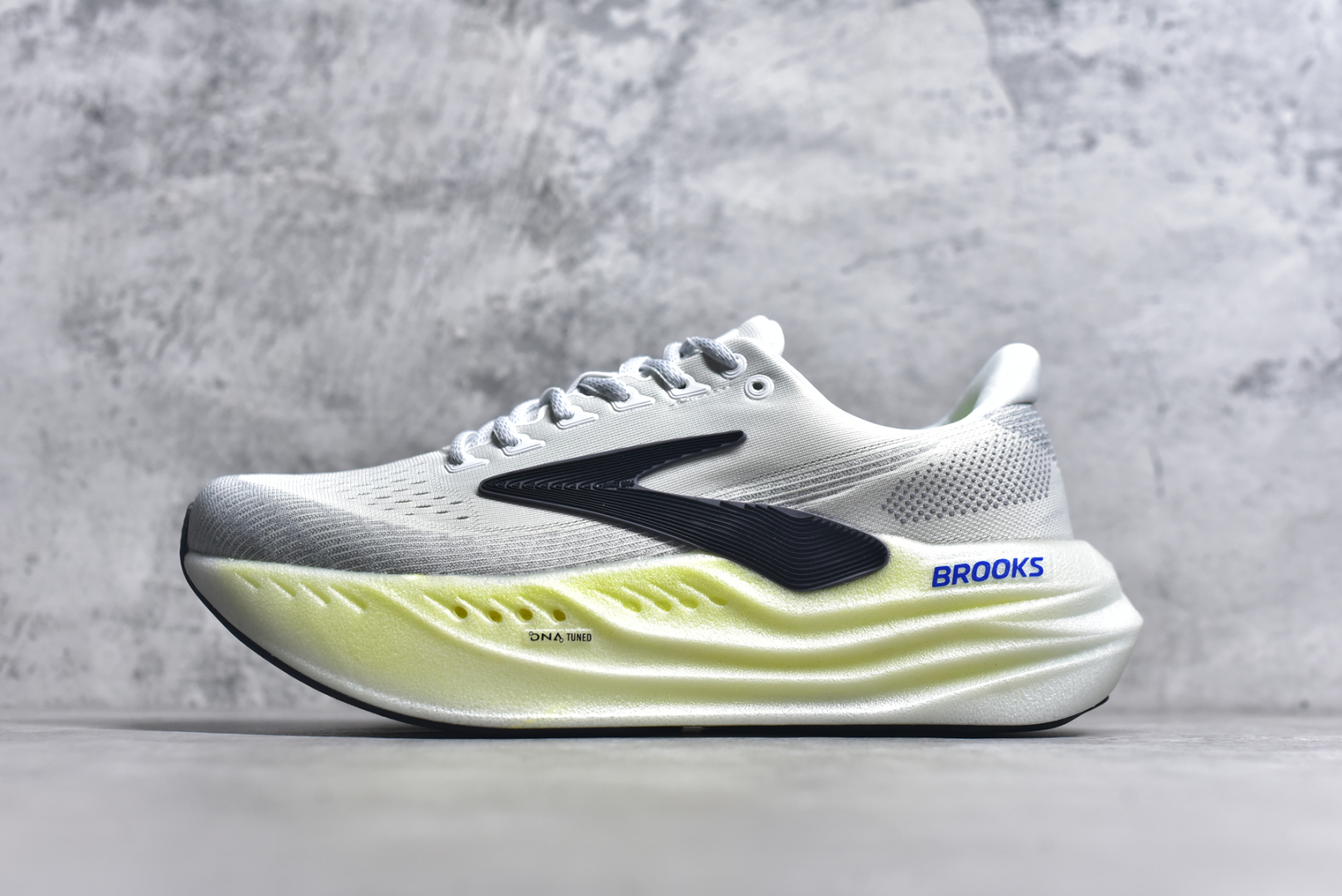 #Brooks布鲁克斯 Glycerin max 舒适简约防滑耐磨 低帮跑步鞋 实拍调校N版已经零色差零失真 百分百还原实物色彩所见即所得 不存在货不对板色差等低级问题 选购参考实物拍摄 不混卖不参货 只用心做好货严格选品 承诺混一赔十 尺码：40-45-选品中心