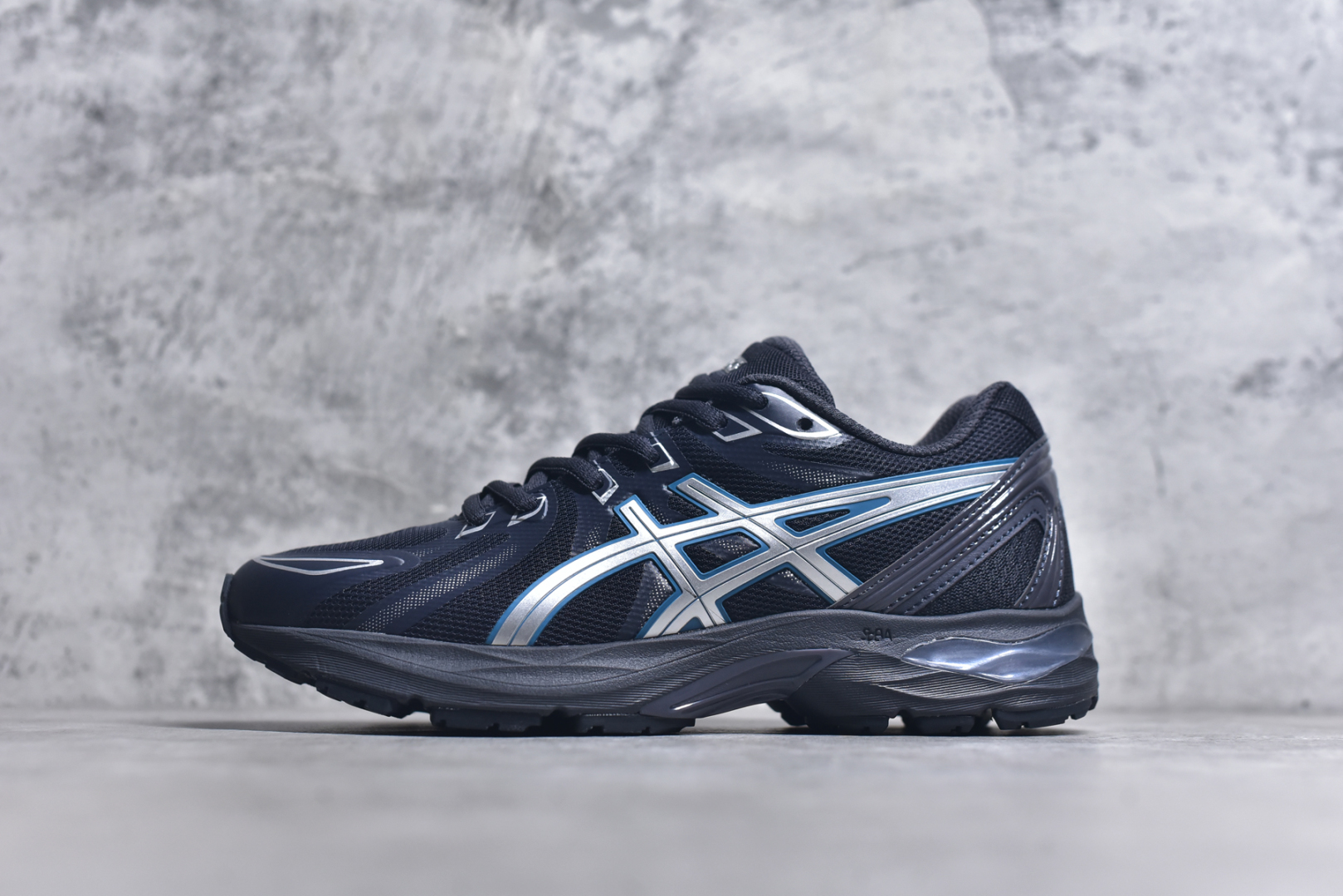 #Asics Gel-Flux 4 CN 亚瑟士时尚运动织物合成革减震透气低帮训练跑步鞋 全球知名运动品牌ASICS亚瑟士推出全新Gel-Flux CN是亚瑟士的一款缓冲跑鞋，其设计重在回弹性和舒适性，特殊的多重缓震结构，让鞋子充分吸收运动时的冲力，并提供优秀的回弹效果。尺码：36 37 37.5 38 39 40 40.5 41.5 42 42.5 43.5 44 44.5 45-选品中心