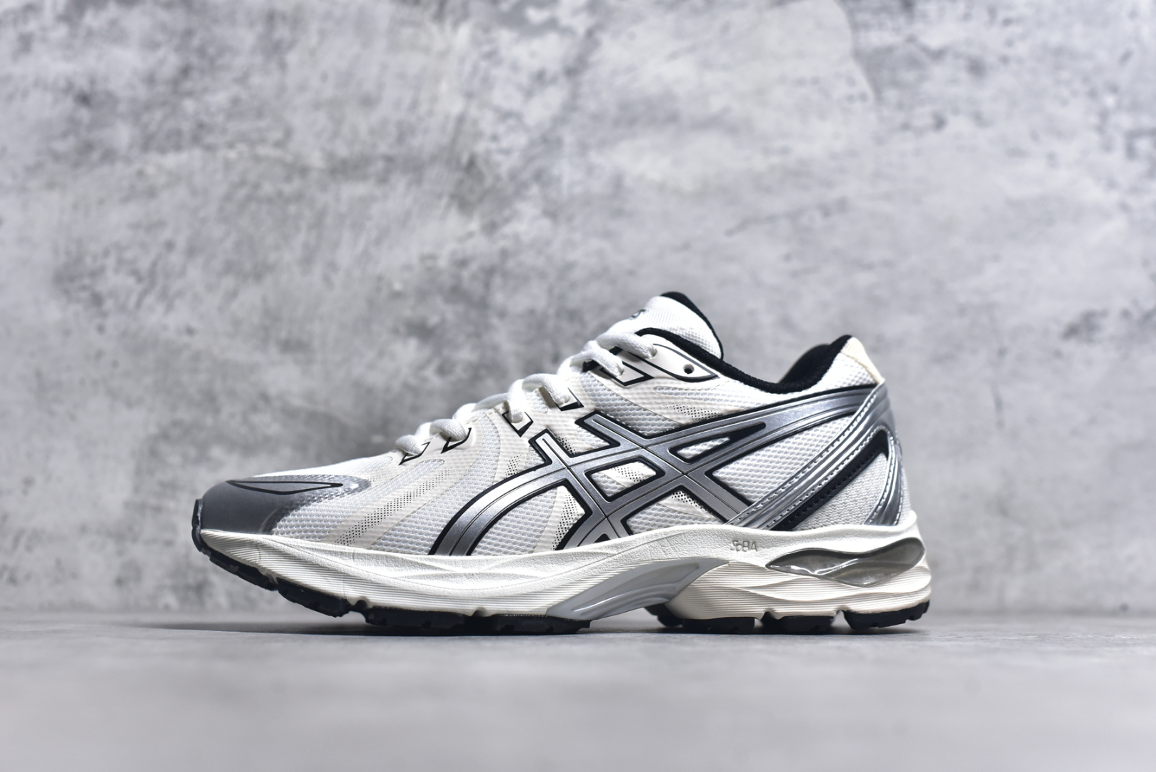 #Asics Gel-Flux 4 CN 亚瑟士时尚运动织物合成革减震透气低帮训练跑步鞋 全球知名运动品牌ASICS亚瑟士推出全新Gel-Flux CN是亚瑟士的一款缓冲跑鞋，其设计重在回弹性和舒适性，特殊的多重缓震结构，让鞋子充分吸收运动时的冲力，并提供优秀的回弹效果。尺码：36 37 37.5 38 39 40 40.5 41.5 42 42.5 43.5 44 44.5 45-选品中心