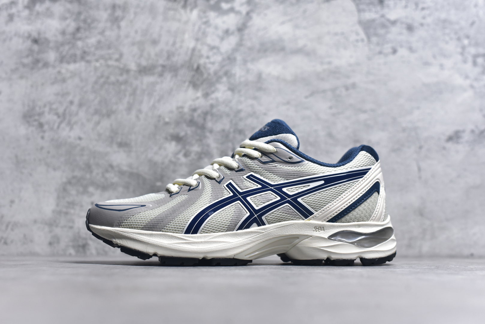 #Asics Gel-Flux 4 CN 亚瑟士时尚运动织物合成革减震透气低帮训练跑步鞋 全球知名运动品牌ASICS亚瑟士推出全新Gel-Flux CN是亚瑟士的一款缓冲跑鞋，其设计重在回弹性和舒适性，特殊的多重缓震结构，让鞋子充分吸收运动时的冲力，并提供优秀的回弹效果。尺码：36 37 37.5 38 39 40 40.5 41.5 42 42.5 43.5 44 44.5 45-选品中心