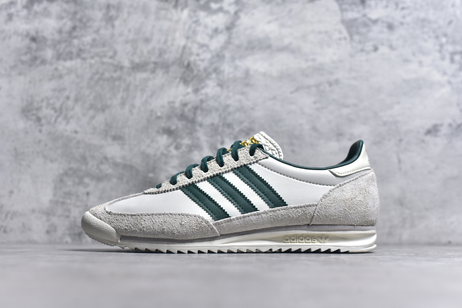 #AD Wmns SL72 OG 系列德训足球风百搭低帮休闲运动板鞋 IF1940 采用高弹EVA+MODEL+RB三层组合底 区别市面RB一体大底 三层组合鞋底重量与原鞋一致 Originals 将有「T 头鞋」造型的诞生于 1972 年的 SL72 鞋款复刻带回 各位买鞋又有新选择了 1972 年 SL72 问世后 引领了后来阿迪达斯的跑鞋发展方向 其中「SL」代表了 Super Light 彰显了产品轻便的特性 1972 年 SL72 问世后 引领了后来阿迪达斯的跑鞋发展方向 其中「SL」代表了 Super Light 彰显了产品轻便的特性 这次 Originals 延续其轻质经典的基因 带来男女两款 SL72 男生款带来 SL72 RS 鞋型 RS 意为 Reshaped（重塑）鞋款在保留了经典的外观基础上 在尼龙材质里增加了填充物 使鞋型更加挺立和饱满 鞋头则更加圆润 鞋底的 EVA 材质则增加了鞋款的高度 女生款则带来 SL72 OG W 鞋型 OG 顾名思义则是致敬经典款式 相较于 RS（Reshaped）鞋款 鞋身更加纤细 其整体鞋身轮廓、线条、细节、材质上尊崇 70 年代 SL72 的设计 还原经典味道 尺码：36 36⅔ 37⅓ 38 38⅔ 39⅓ 40 40⅔ 41⅓ 42 42⅔ 43⅓ 44 44⅔ 45-选品中心