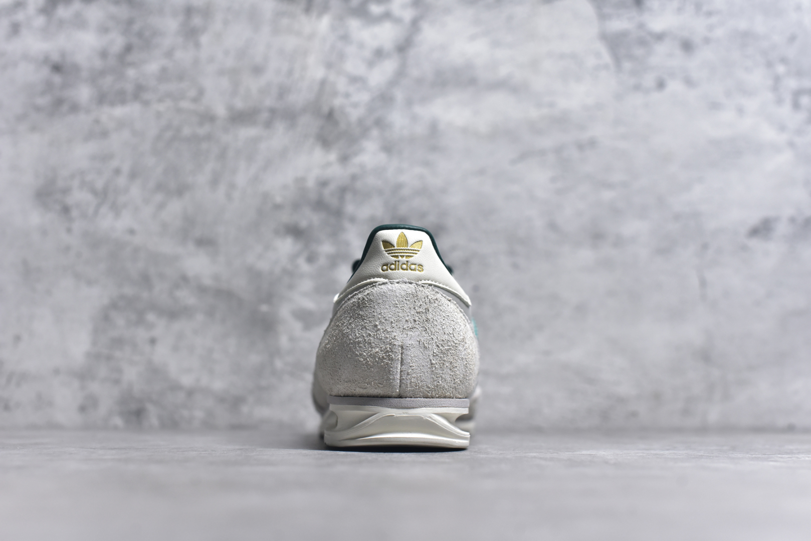 图片[5]-#AD Wmns SL72 OG 系列德训足球风百搭低帮休闲运动板鞋 IF1940 采用高弹EVA+MODEL+RB三层组合底 区别市面RB一体大底 三层组合鞋底重量与原鞋一致 Originals 将有「T 头鞋」造型的诞生于 1972 年的 SL72 鞋款复刻带回 各位买鞋又有新选择了 1972 年 SL72 问世后 引领了后来阿迪达斯的跑鞋发展方向 其中「SL」代表了 Super Light 彰显了产品轻便的特性 1972 年 SL72 问世后 引领了后来阿迪达斯的跑鞋发展方向 其中「SL」代表了 Super Light 彰显了产品轻便的特性 这次 Originals 延续其轻质经典的基因 带来男女两款 SL72 男生款带来 SL72 RS 鞋型 RS 意为 Reshaped（重塑）鞋款在保留了经典的外观基础上 在尼龙材质里增加了填充物 使鞋型更加挺立和饱满 鞋头则更加圆润 鞋底的 EVA 材质则增加了鞋款的高度 女生款则带来 SL72 OG W 鞋型 OG 顾名思义则是致敬经典款式 相较于 RS（Reshaped）鞋款 鞋身更加纤细 其整体鞋身轮廓、线条、细节、材质上尊崇 70 年代 SL72 的设计 还原经典味道 尺码：36 36⅔ 37⅓ 38 38⅔ 39⅓ 40 40⅔ 41⅓ 42 42⅔ 43⅓ 44 44⅔ 45-选品中心