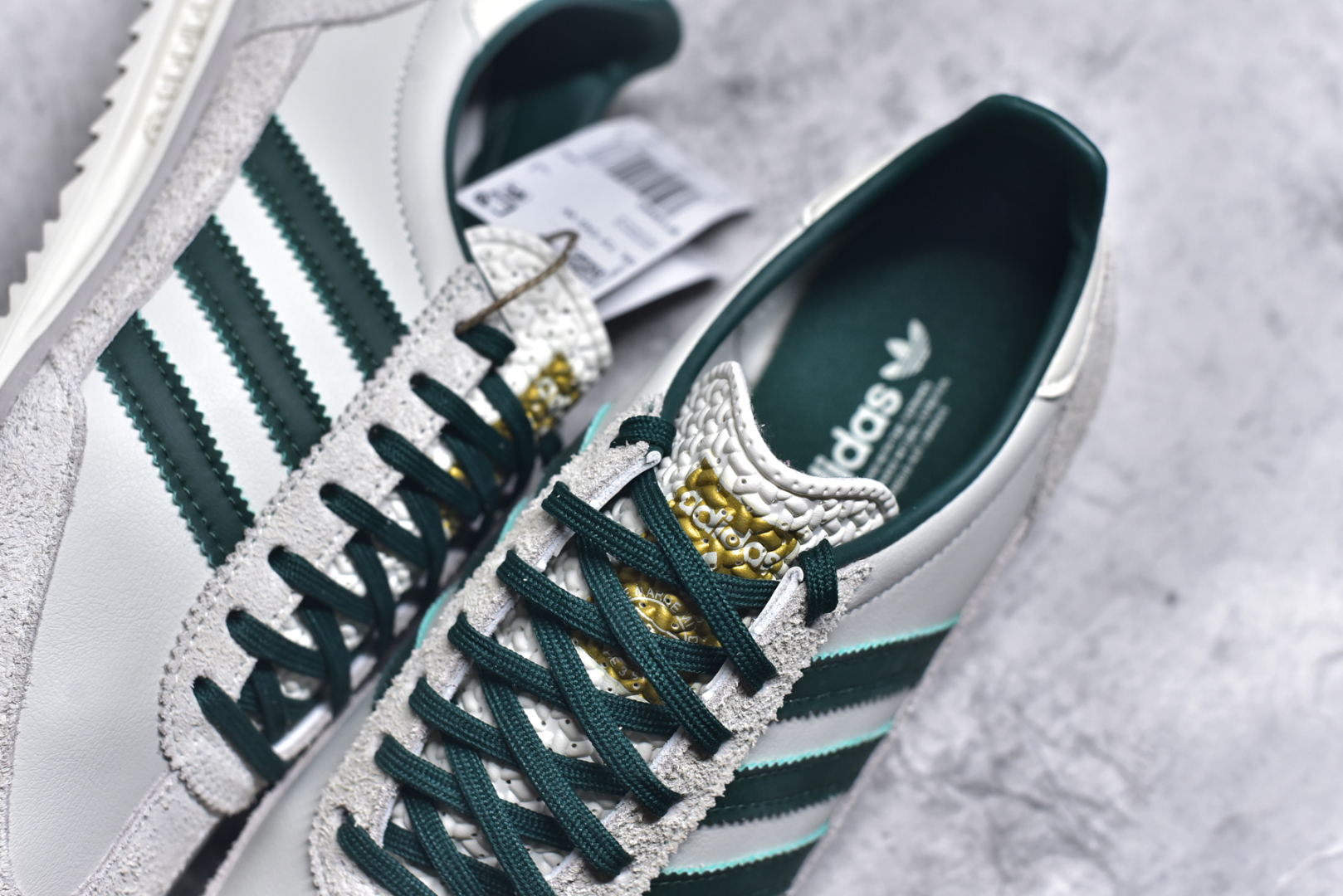 图片[9]-#AD Wmns SL72 OG 系列德训足球风百搭低帮休闲运动板鞋 IF1940 采用高弹EVA+MODEL+RB三层组合底 区别市面RB一体大底 三层组合鞋底重量与原鞋一致 Originals 将有「T 头鞋」造型的诞生于 1972 年的 SL72 鞋款复刻带回 各位买鞋又有新选择了 1972 年 SL72 问世后 引领了后来阿迪达斯的跑鞋发展方向 其中「SL」代表了 Super Light 彰显了产品轻便的特性 1972 年 SL72 问世后 引领了后来阿迪达斯的跑鞋发展方向 其中「SL」代表了 Super Light 彰显了产品轻便的特性 这次 Originals 延续其轻质经典的基因 带来男女两款 SL72 男生款带来 SL72 RS 鞋型 RS 意为 Reshaped（重塑）鞋款在保留了经典的外观基础上 在尼龙材质里增加了填充物 使鞋型更加挺立和饱满 鞋头则更加圆润 鞋底的 EVA 材质则增加了鞋款的高度 女生款则带来 SL72 OG W 鞋型 OG 顾名思义则是致敬经典款式 相较于 RS（Reshaped）鞋款 鞋身更加纤细 其整体鞋身轮廓、线条、细节、材质上尊崇 70 年代 SL72 的设计 还原经典味道 尺码：36 36⅔ 37⅓ 38 38⅔ 39⅓ 40 40⅔ 41⅓ 42 42⅔ 43⅓ 44 44⅔ 45-选品中心