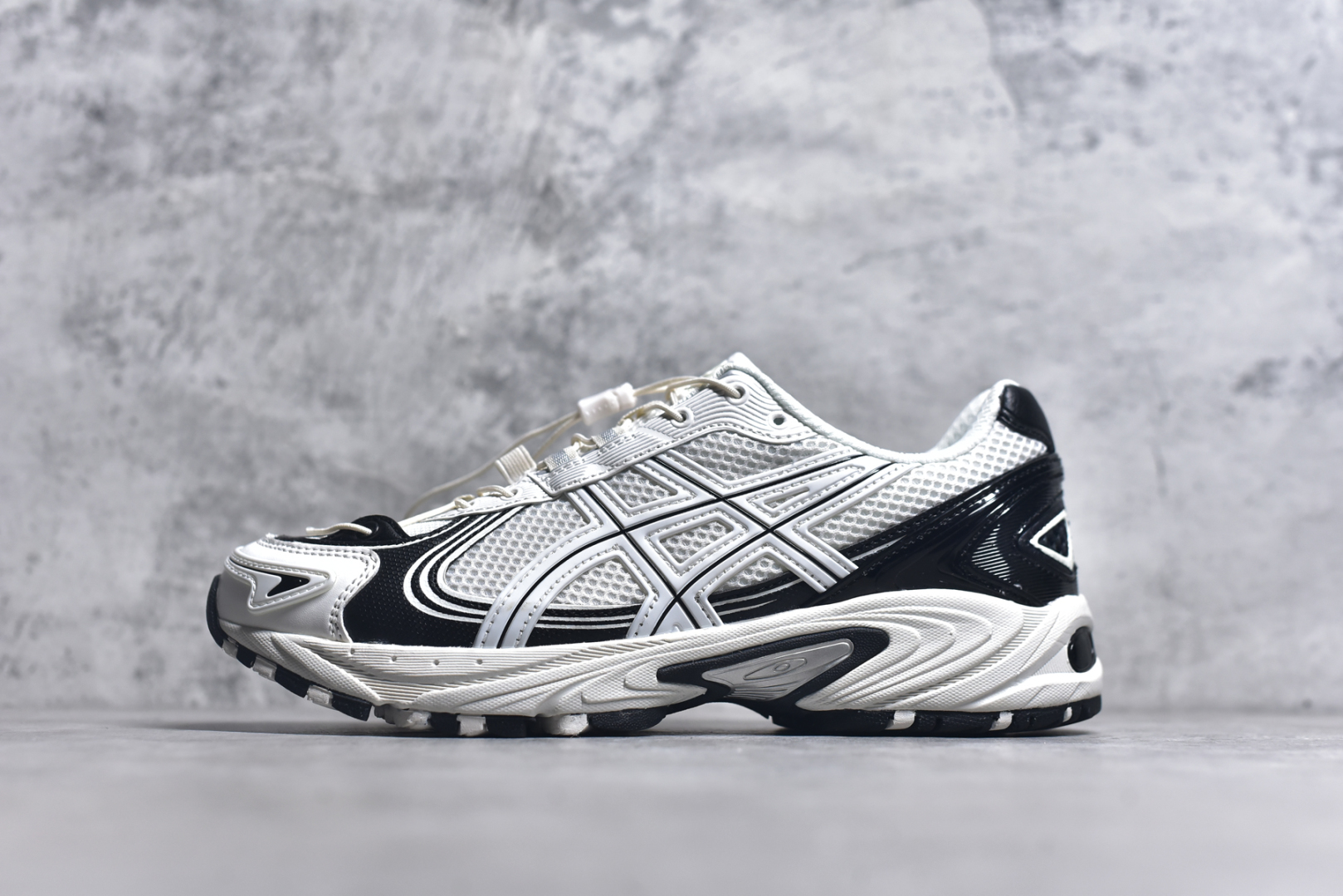 #ASICS Gel-Kahana TR V4 亚瑟士机能户外风系列低帮轻量缓震休闲运动跑步鞋 身处城市的喧嚣，内心的想象却永不停歇，Z世代处于现实的繁忙中始终想象着生活的另一种可能和对未知的展望。想象并非背离现实，而是对自我最真实的期待。为鼓励新世代青年唤起对自我的正向的想象，并展开积极的行动，ASICS亚瑟士于2024释出全新主题——唤想自定义。率先推出鞋款GEL-KAHANA TR V4，将出色的城市潮流与户外机能融为一体，实现无界想象与唤回真实自我的完美连结。于城市绽放姿态，唤想自定义。GEL-KAHANA TR V4融合了极具户外型格的设计细节。鞋款大底与中底采用了AHAR耐磨橡胶与GEL缓震胶技术，拥有良好的抓地力与舒适的穿着体验。鞋底所使用的一体化TPU稳定片，为更好地贴合GEL-KAHANA TR V4而全新开模再造，能有效防止脚部过度扭转与侧翻，在提供优秀稳定性的同时，进一步增强了鞋款的机能设计美学。快速系带系统在方便穿戴的同时，为户外运动提供了更优的防护。 GEL-KAHANA TR V4为日常穿着提供稳定、舒适的支撑，鼓励每个人在城市空间中的大胆探索，追寻无拘束的旷野之梦。尺码：36 37 37.5 38 39 39.5 40.5 41.5 42 42.5 43.5 44 44.5 45-选品中心