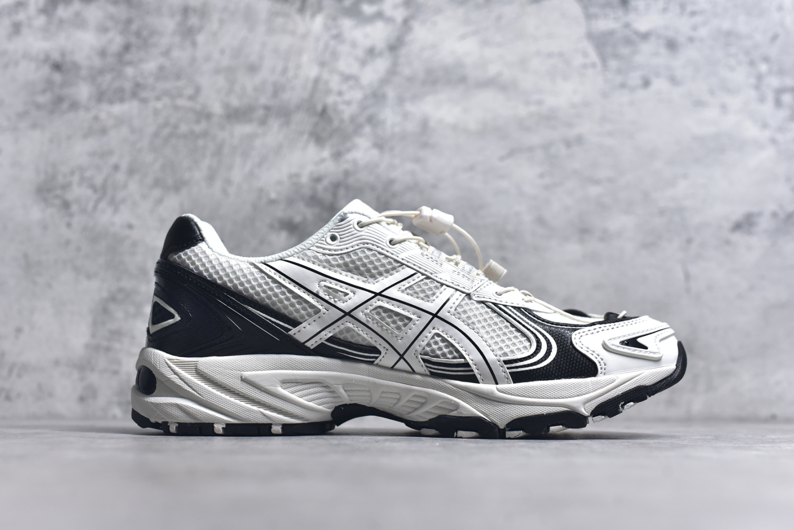 图片[3]-#ASICS Gel-Kahana TR V4 亚瑟士机能户外风系列低帮轻量缓震休闲运动跑步鞋 身处城市的喧嚣，内心的想象却永不停歇，Z世代处于现实的繁忙中始终想象着生活的另一种可能和对未知的展望。想象并非背离现实，而是对自我最真实的期待。为鼓励新世代青年唤起对自我的正向的想象，并展开积极的行动，ASICS亚瑟士于2024释出全新主题——唤想自定义。率先推出鞋款GEL-KAHANA TR V4，将出色的城市潮流与户外机能融为一体，实现无界想象与唤回真实自我的完美连结。于城市绽放姿态，唤想自定义。GEL-KAHANA TR V4融合了极具户外型格的设计细节。鞋款大底与中底采用了AHAR耐磨橡胶与GEL缓震胶技术，拥有良好的抓地力与舒适的穿着体验。鞋底所使用的一体化TPU稳定片，为更好地贴合GEL-KAHANA TR V4而全新开模再造，能有效防止脚部过度扭转与侧翻，在提供优秀稳定性的同时，进一步增强了鞋款的机能设计美学。快速系带系统在方便穿戴的同时，为户外运动提供了更优的防护。 GEL-KAHANA TR V4为日常穿着提供稳定、舒适的支撑，鼓励每个人在城市空间中的大胆探索，追寻无拘束的旷野之梦。尺码：36 37 37.5 38 39 39.5 40.5 41.5 42 42.5 43.5 44 44.5 45-选品中心