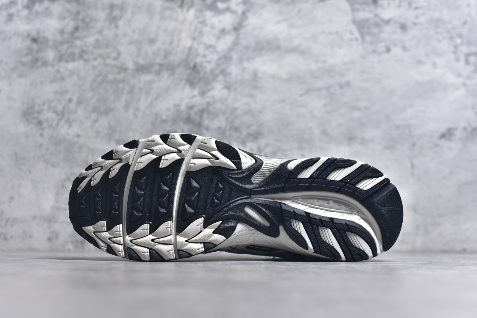 图片[6]-#ASICS Gel-Kahana TR V4 亚瑟士机能户外风系列低帮轻量缓震休闲运动跑步鞋 身处城市的喧嚣，内心的想象却永不停歇，Z世代处于现实的繁忙中始终想象着生活的另一种可能和对未知的展望。想象并非背离现实，而是对自我最真实的期待。为鼓励新世代青年唤起对自我的正向的想象，并展开积极的行动，ASICS亚瑟士于2024释出全新主题——唤想自定义。率先推出鞋款GEL-KAHANA TR V4，将出色的城市潮流与户外机能融为一体，实现无界想象与唤回真实自我的完美连结。于城市绽放姿态，唤想自定义。GEL-KAHANA TR V4融合了极具户外型格的设计细节。鞋款大底与中底采用了AHAR耐磨橡胶与GEL缓震胶技术，拥有良好的抓地力与舒适的穿着体验。鞋底所使用的一体化TPU稳定片，为更好地贴合GEL-KAHANA TR V4而全新开模再造，能有效防止脚部过度扭转与侧翻，在提供优秀稳定性的同时，进一步增强了鞋款的机能设计美学。快速系带系统在方便穿戴的同时，为户外运动提供了更优的防护。 GEL-KAHANA TR V4为日常穿着提供稳定、舒适的支撑，鼓励每个人在城市空间中的大胆探索，追寻无拘束的旷野之梦。尺码：36 37 37.5 38 39 39.5 40.5 41.5 42 42.5 43.5 44 44.5 45-选品中心