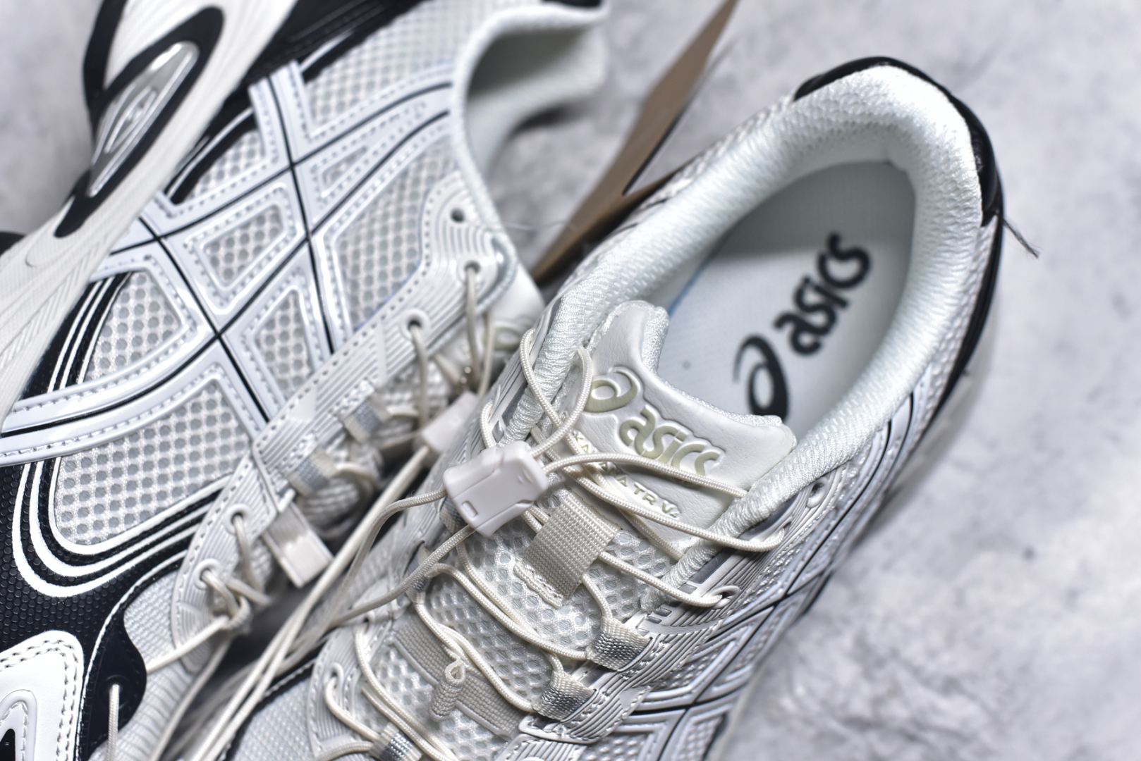 图片[9]-#ASICS Gel-Kahana TR V4 亚瑟士机能户外风系列低帮轻量缓震休闲运动跑步鞋 身处城市的喧嚣，内心的想象却永不停歇，Z世代处于现实的繁忙中始终想象着生活的另一种可能和对未知的展望。想象并非背离现实，而是对自我最真实的期待。为鼓励新世代青年唤起对自我的正向的想象，并展开积极的行动，ASICS亚瑟士于2024释出全新主题——唤想自定义。率先推出鞋款GEL-KAHANA TR V4，将出色的城市潮流与户外机能融为一体，实现无界想象与唤回真实自我的完美连结。于城市绽放姿态，唤想自定义。GEL-KAHANA TR V4融合了极具户外型格的设计细节。鞋款大底与中底采用了AHAR耐磨橡胶与GEL缓震胶技术，拥有良好的抓地力与舒适的穿着体验。鞋底所使用的一体化TPU稳定片，为更好地贴合GEL-KAHANA TR V4而全新开模再造，能有效防止脚部过度扭转与侧翻，在提供优秀稳定性的同时，进一步增强了鞋款的机能设计美学。快速系带系统在方便穿戴的同时，为户外运动提供了更优的防护。 GEL-KAHANA TR V4为日常穿着提供稳定、舒适的支撑，鼓励每个人在城市空间中的大胆探索，追寻无拘束的旷野之梦。尺码：36 37 37.5 38 39 39.5 40.5 41.5 42 42.5 43.5 44 44.5 45-选品中心